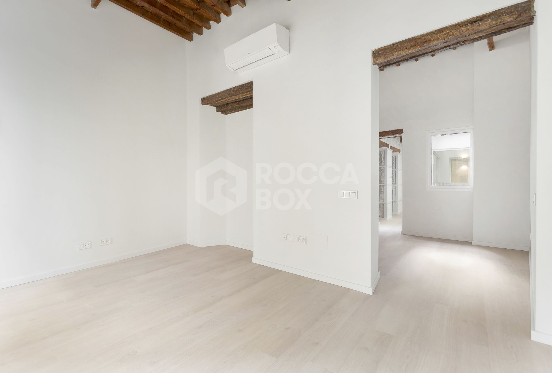 Luxury middle floor apartment in historic building with privat roof terraces on a quiet street in the historical quarters of Malaga City