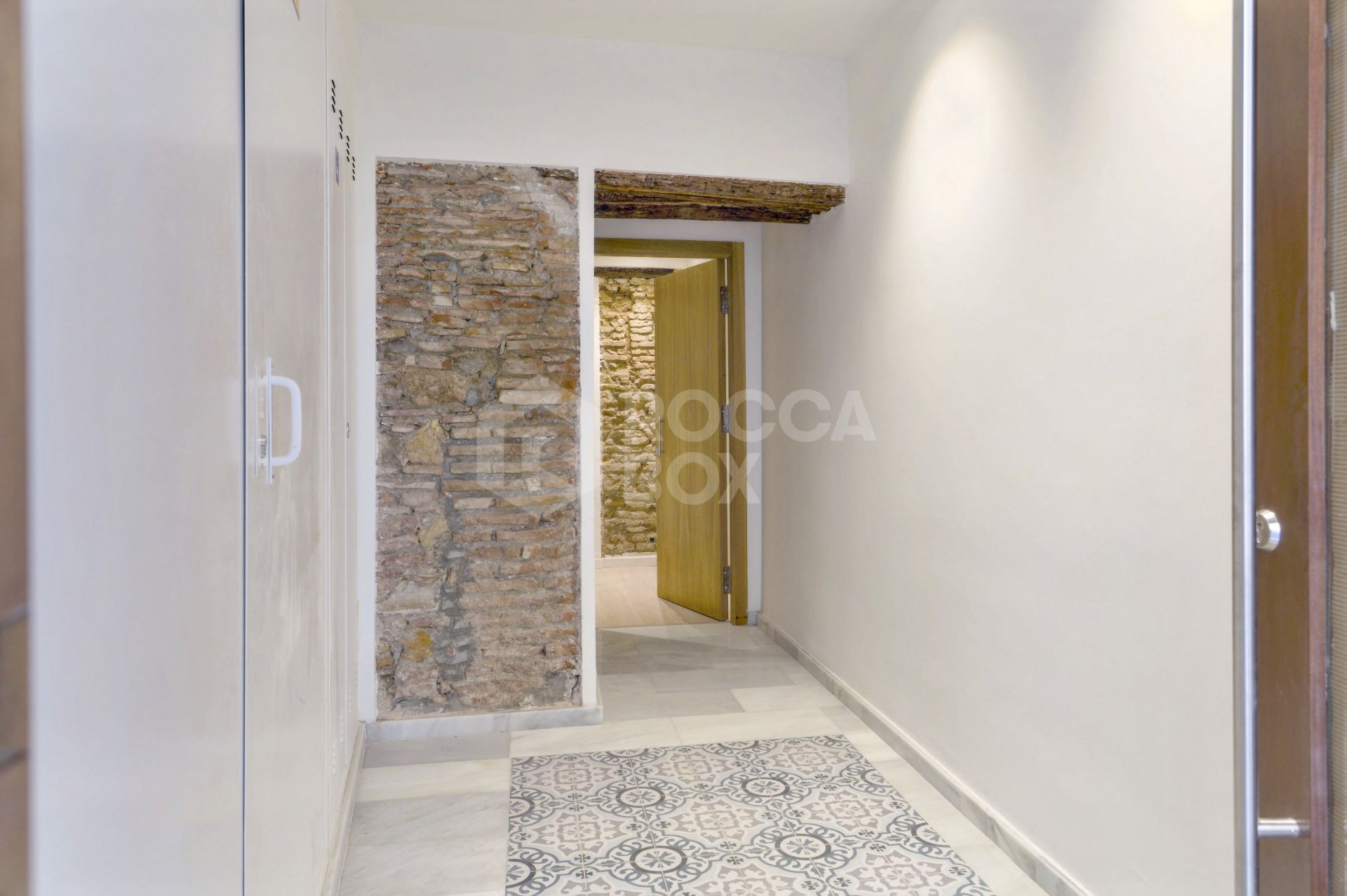 Luxury middle floor apartment in historic building with privat roof terraces on a quiet street in the historical quarters of Malaga City
