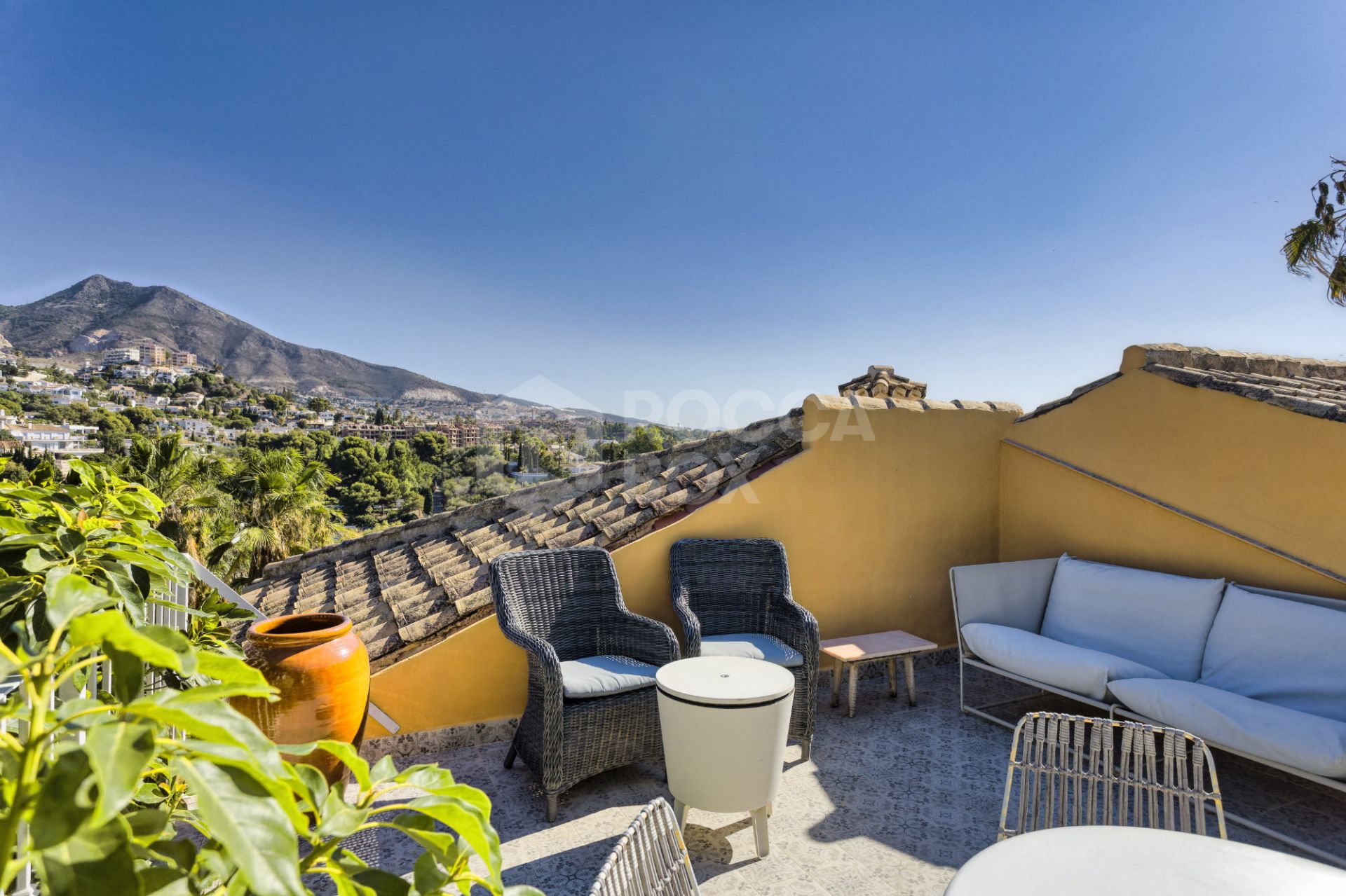 Lovely 5-bedroom villa with separate apartment in Torremuelle
