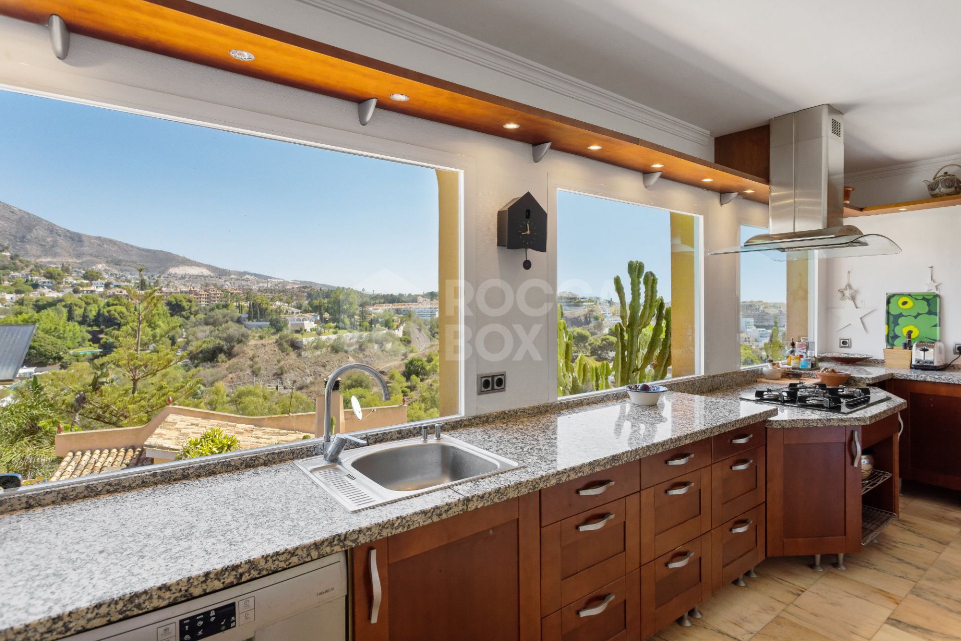 Lovely 5-bedroom villa with separate apartment in Torremuelle