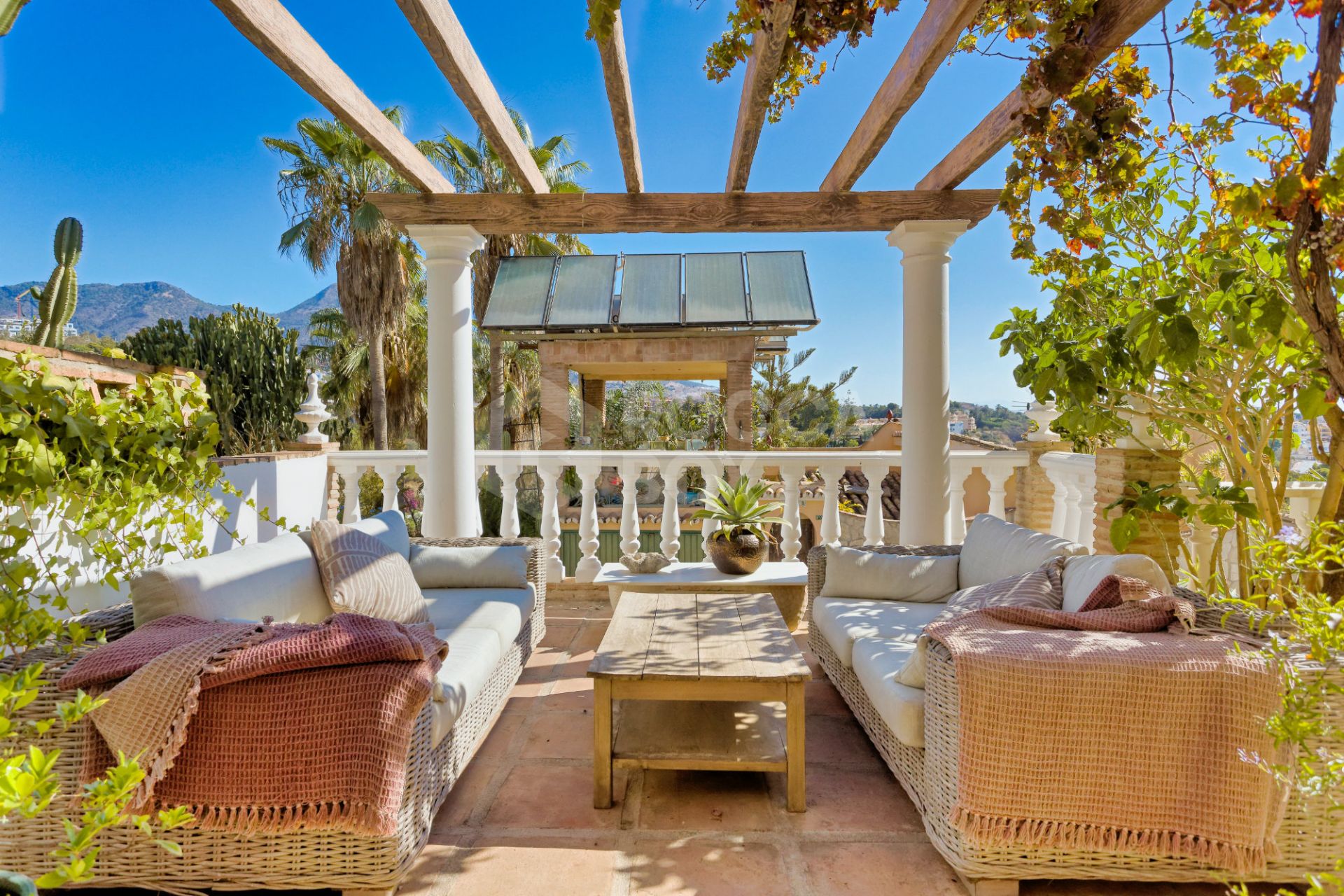Lovely 5-bedroom villa with separate apartment in Torremuelle