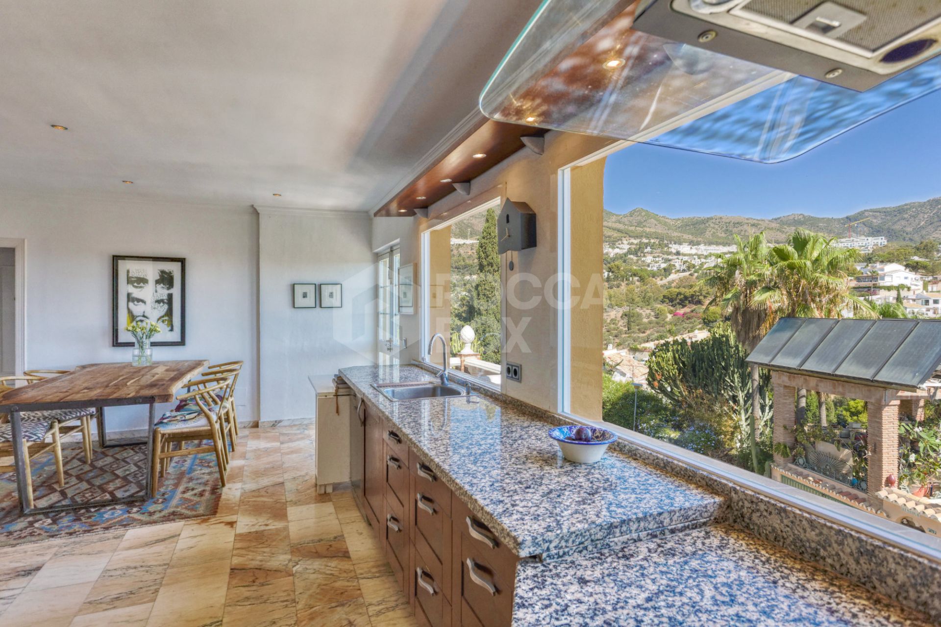 Lovely 5-bedroom villa with separate apartment in Torremuelle