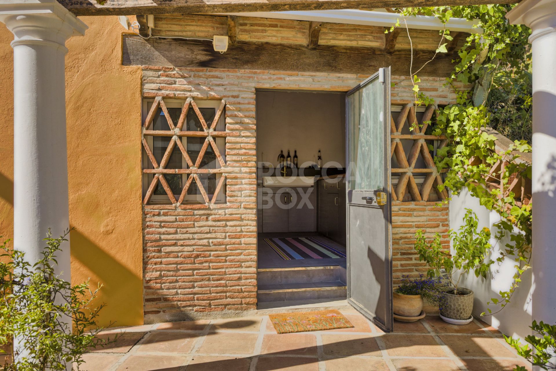 Lovely 5-bedroom villa with separate apartment in Torremuelle