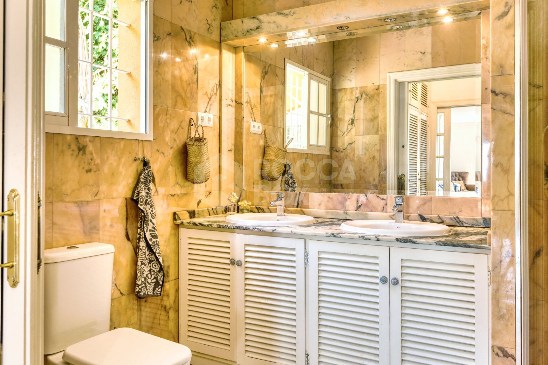 Lovely 5-bedroom villa with separate apartment in Torremuelle