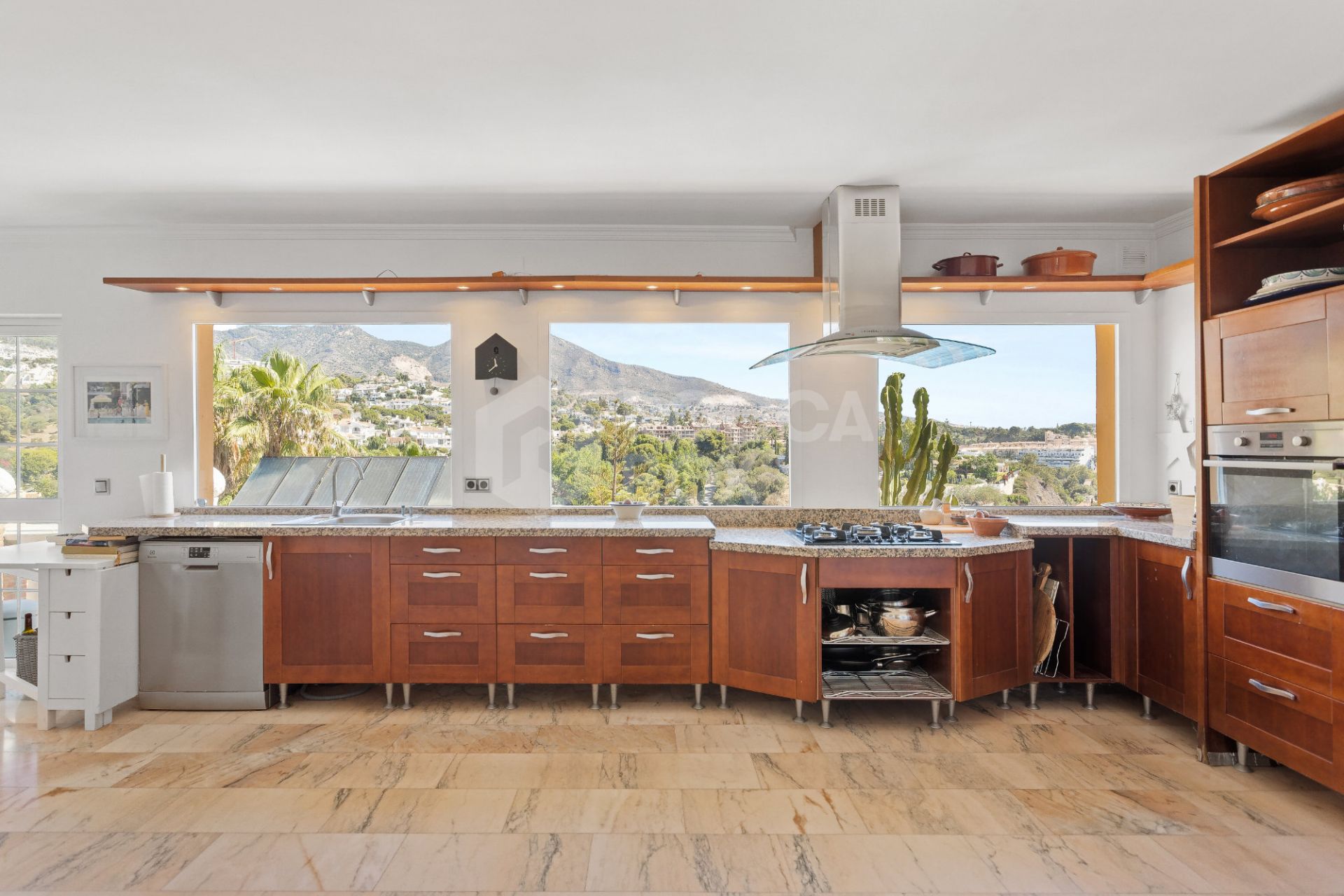Lovely 5-bedroom villa with separate apartment in Torremuelle