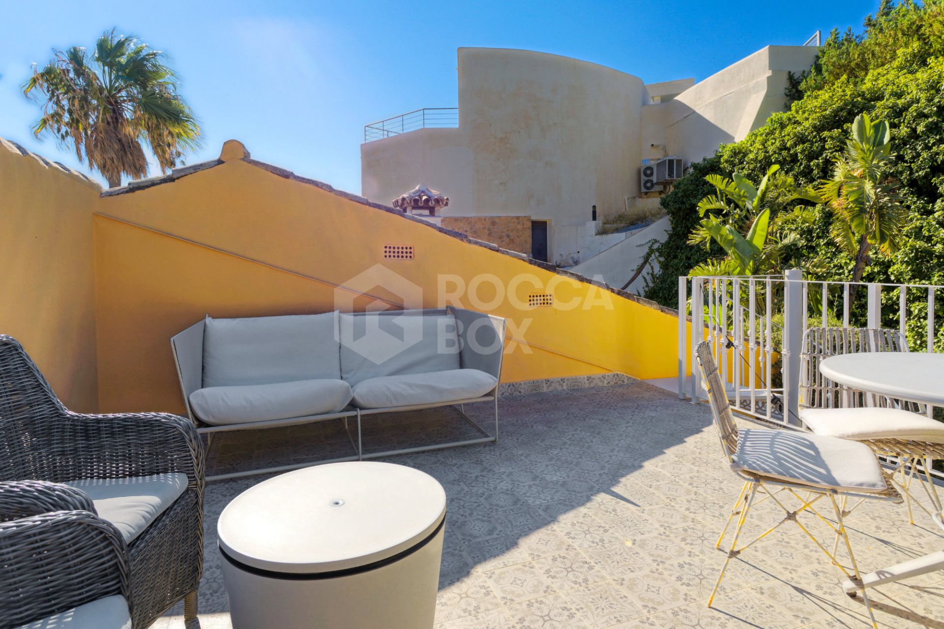 Lovely 5-bedroom villa with separate apartment in Torremuelle