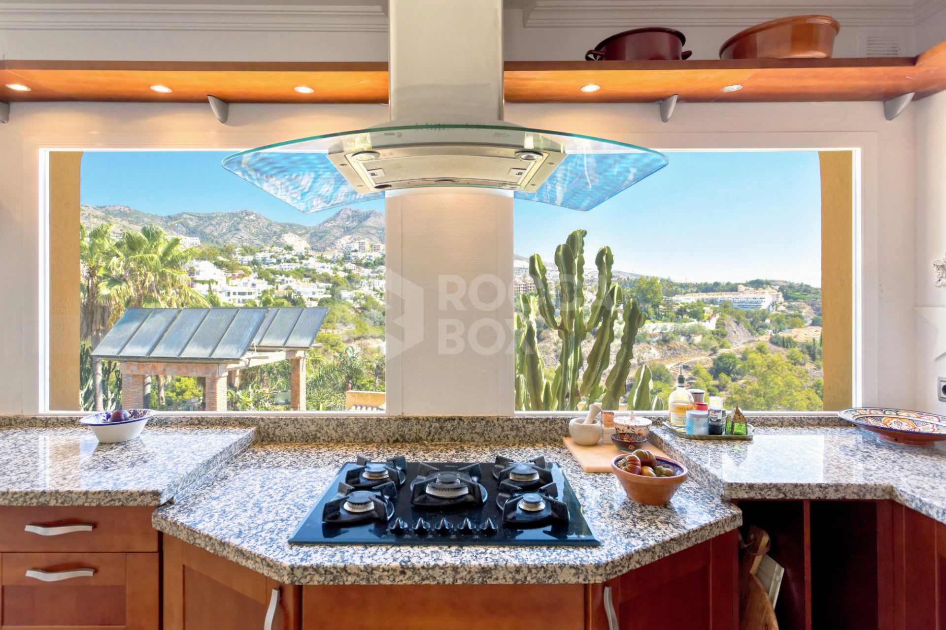 Lovely 5-bedroom villa with separate apartment in Torremuelle