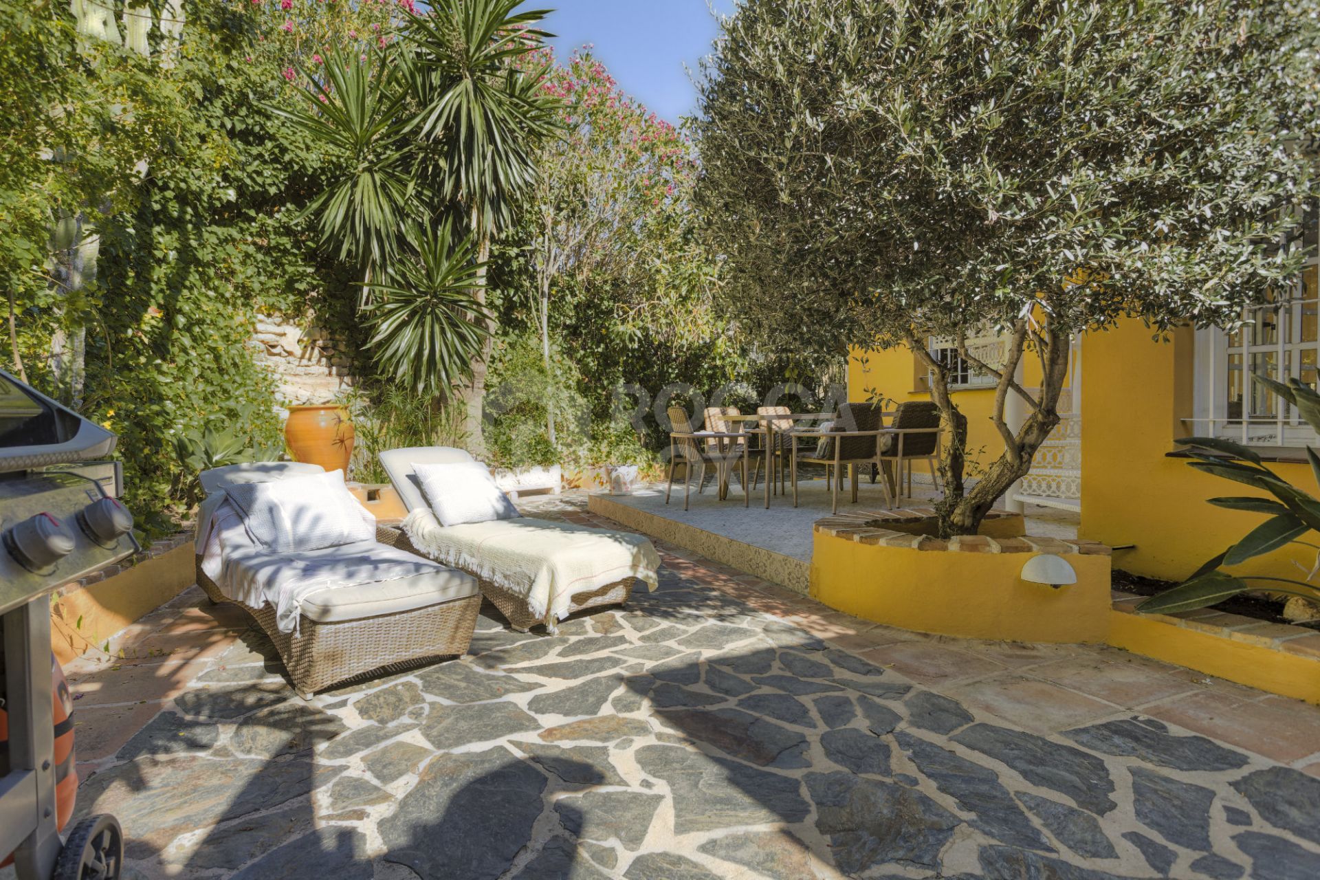 Lovely 5-bedroom villa with separate apartment in Torremuelle
