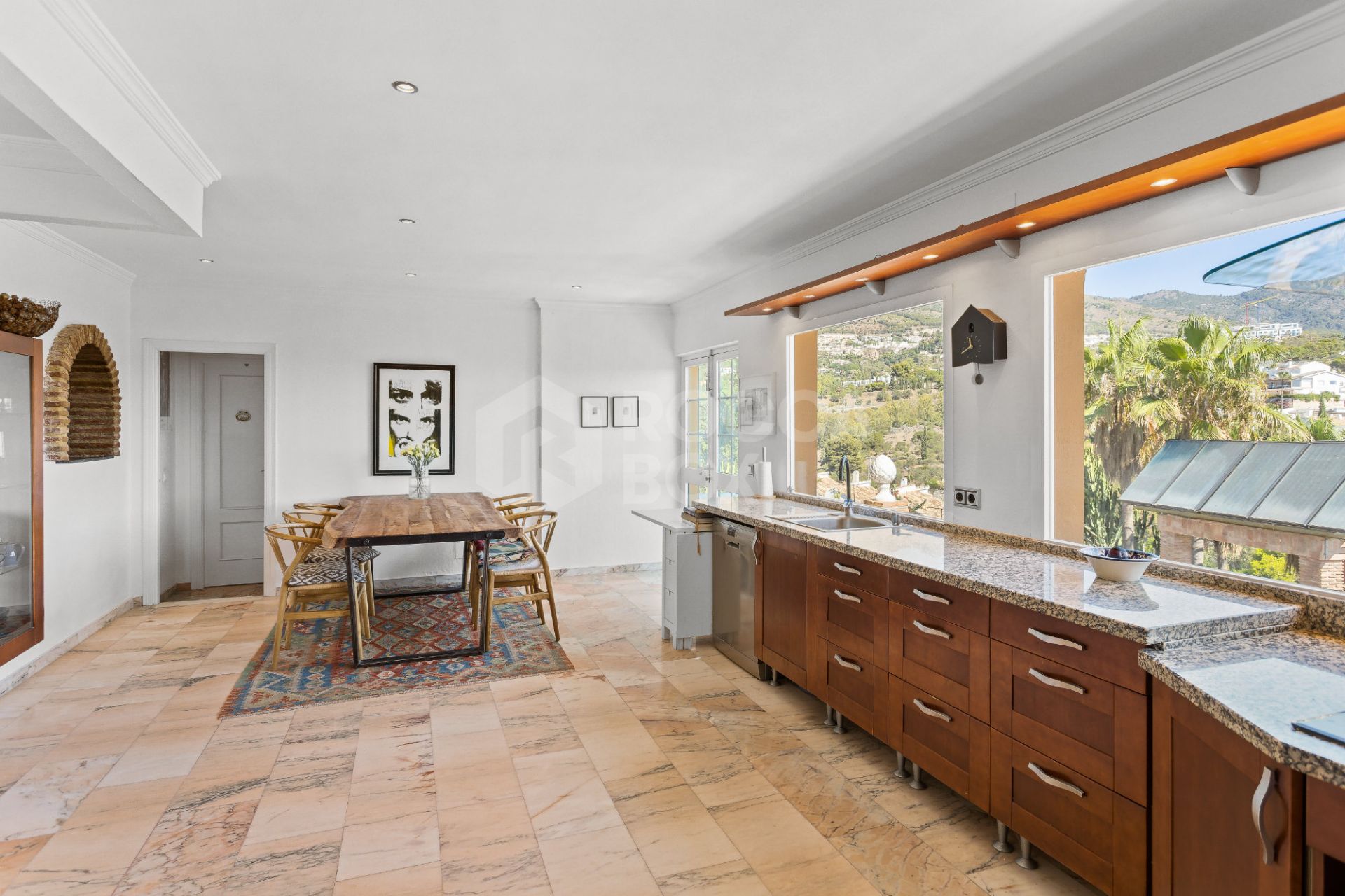 Lovely 5-bedroom villa with separate apartment in Torremuelle
