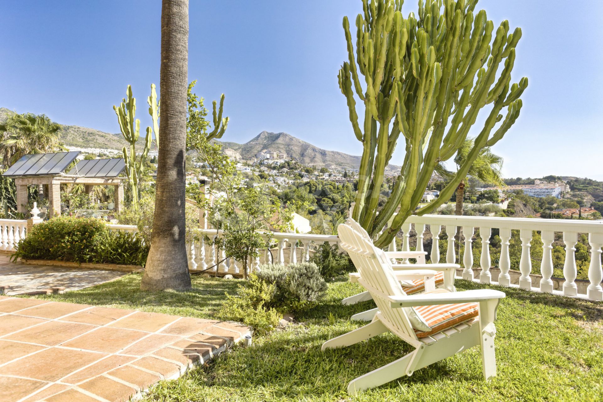 Lovely 5-bedroom villa with separate apartment in Torremuelle