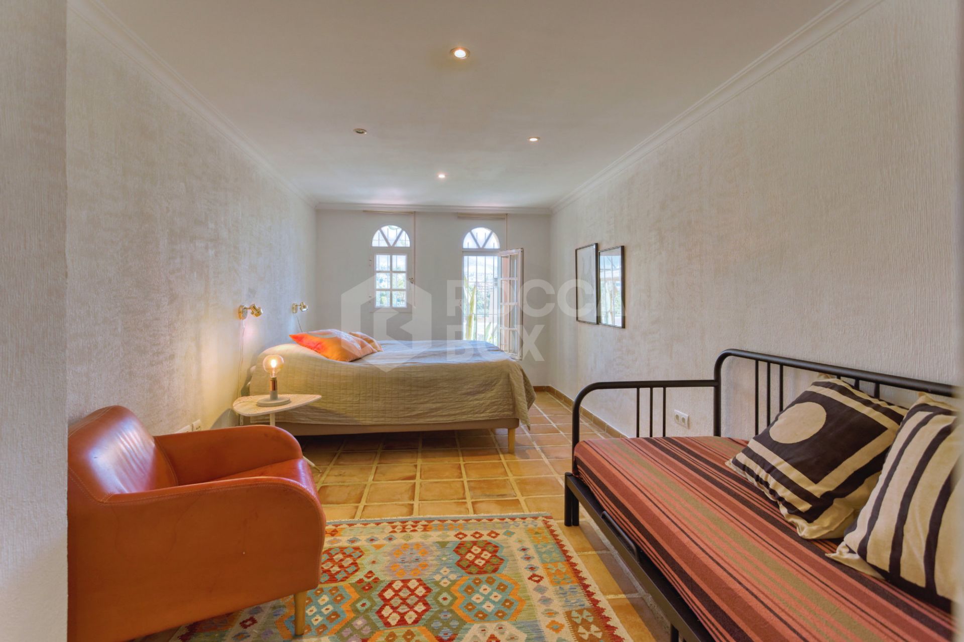 Lovely 5-bedroom villa with separate apartment in Torremuelle