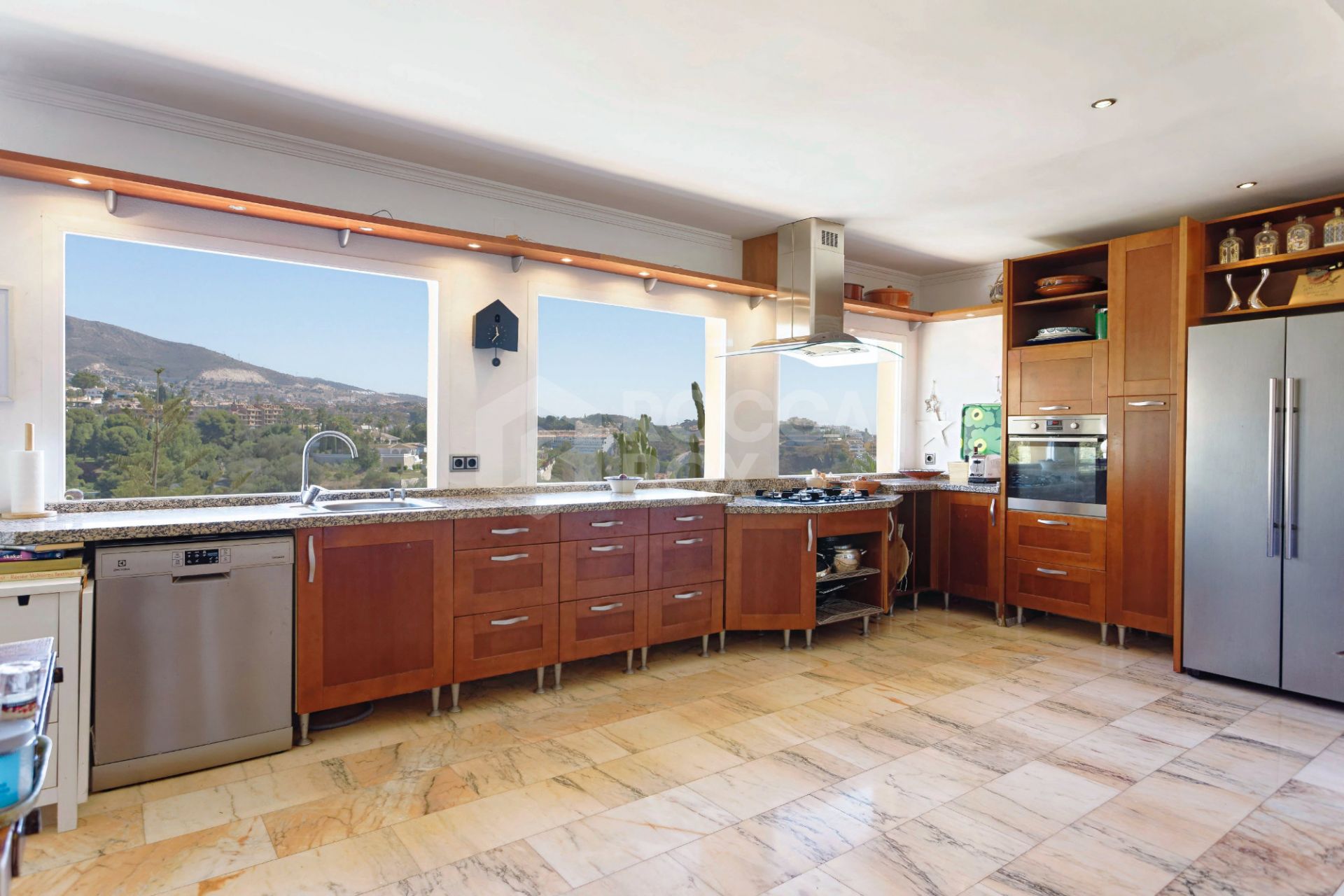 Lovely 5-bedroom villa with separate apartment in Torremuelle