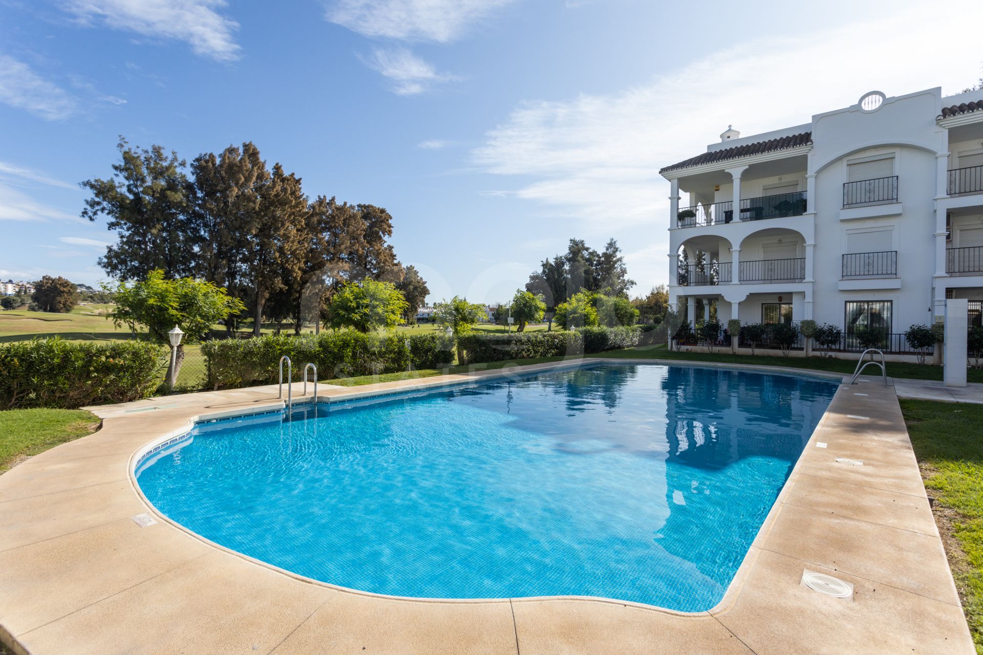 Bonito apartamento en primera línea de golf en una hermosa comunidad cerrada en Mijas Golf!