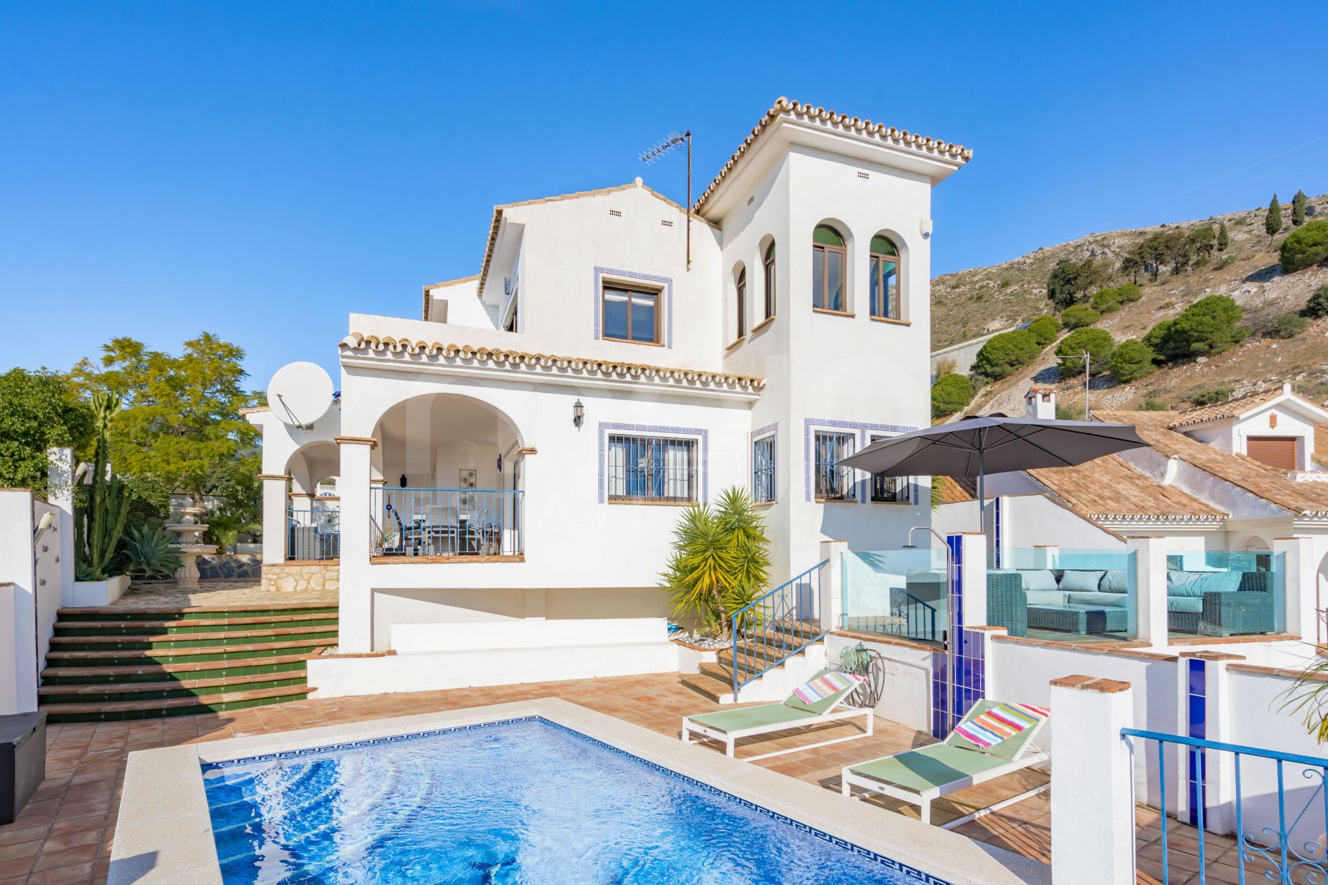 Velkommen til Villa Estrella Dette er den perfekte blanding af en andalusisk villa med et skandinavisk præg og en helt fantastisk udsigt over Middelhavet. Huset er meget lyst og har en unik karakter og sjæl.