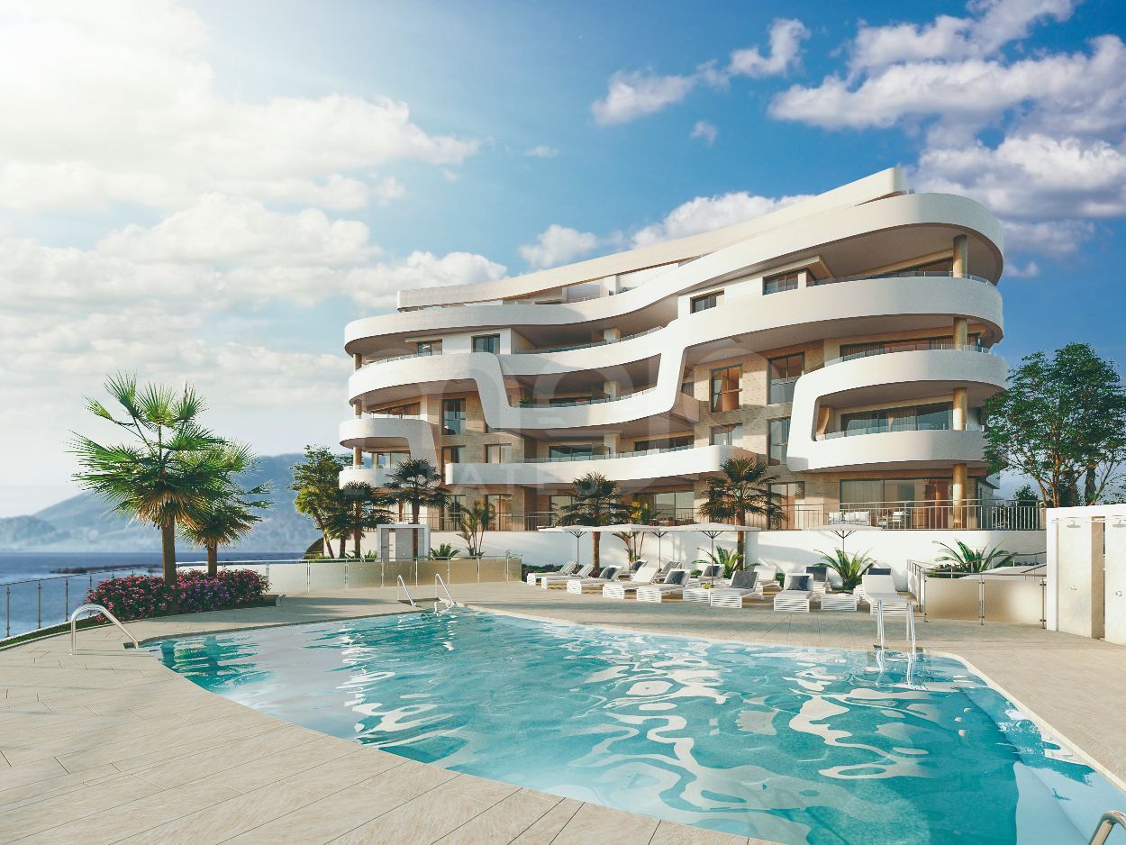 Nyproducerade lägenheter och takvåningar precis vid stranden i Mijas Costa.