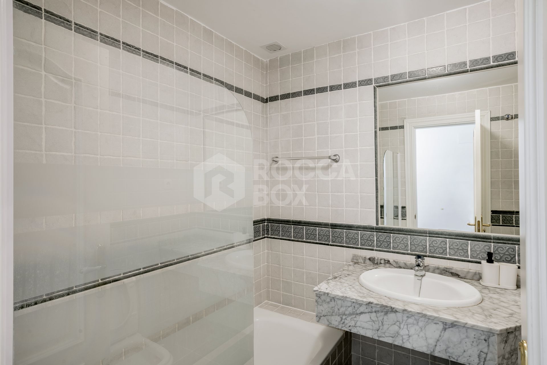 Ground floor apartment in Señorio de Gonzaga, Nueva Andalucía, Marbella