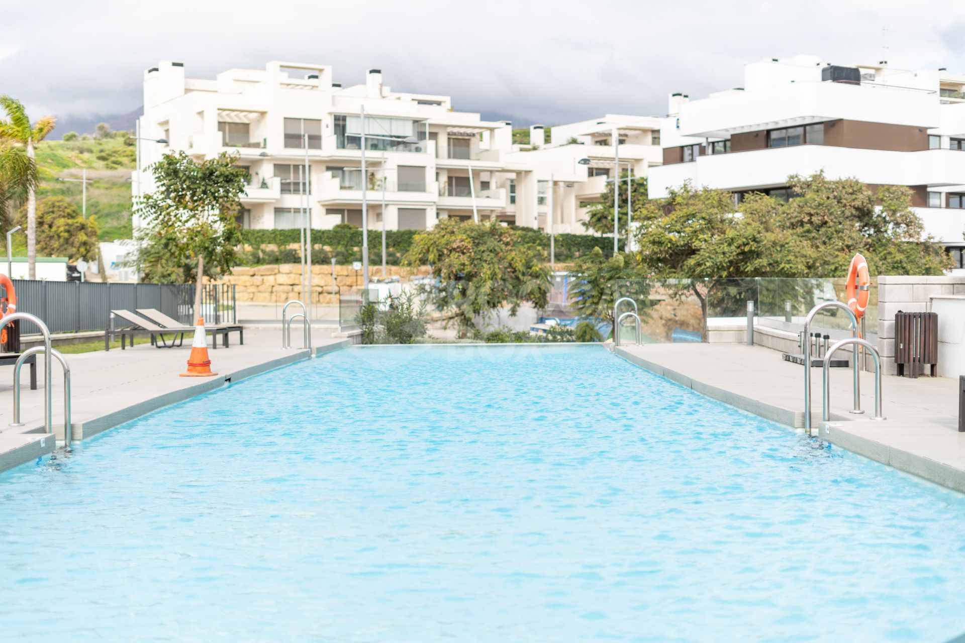 Modern 3-bedroom apartment with large terrace!