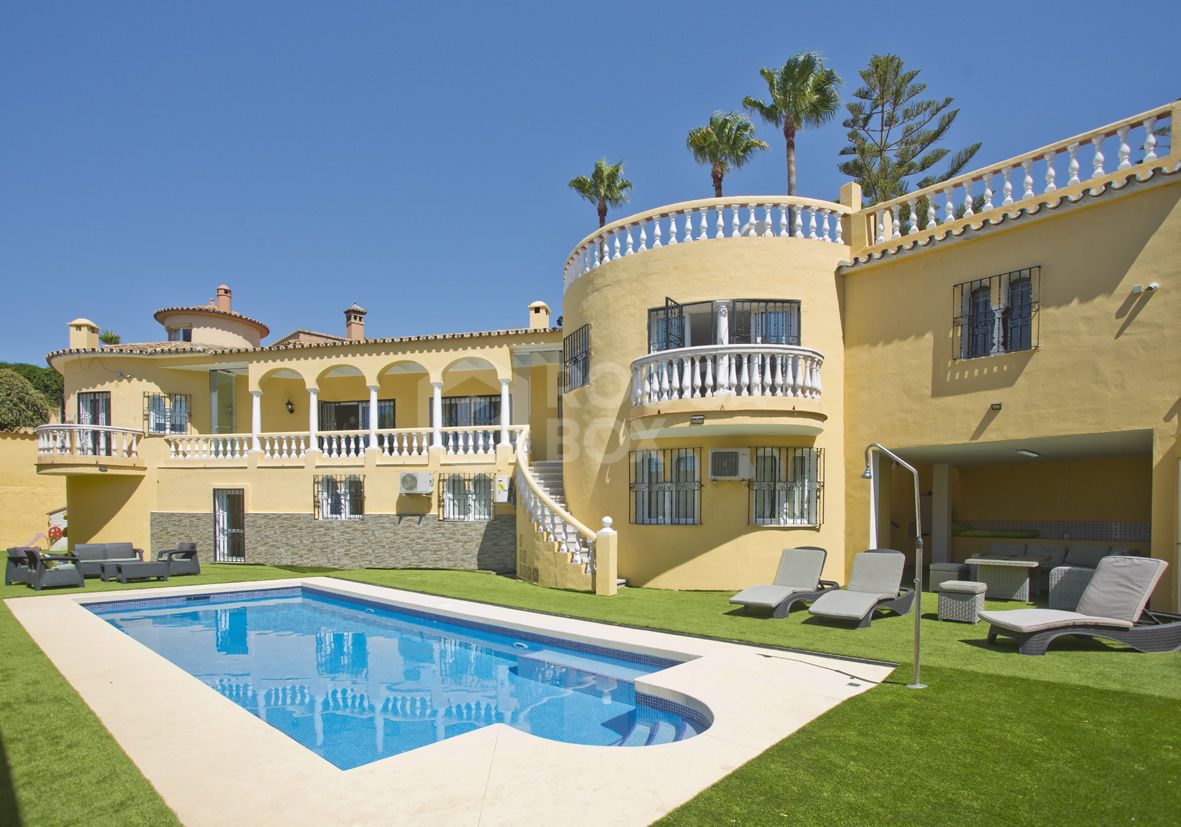 Private 6 bed family villa in excellent location with large pool and great rental opportunities.