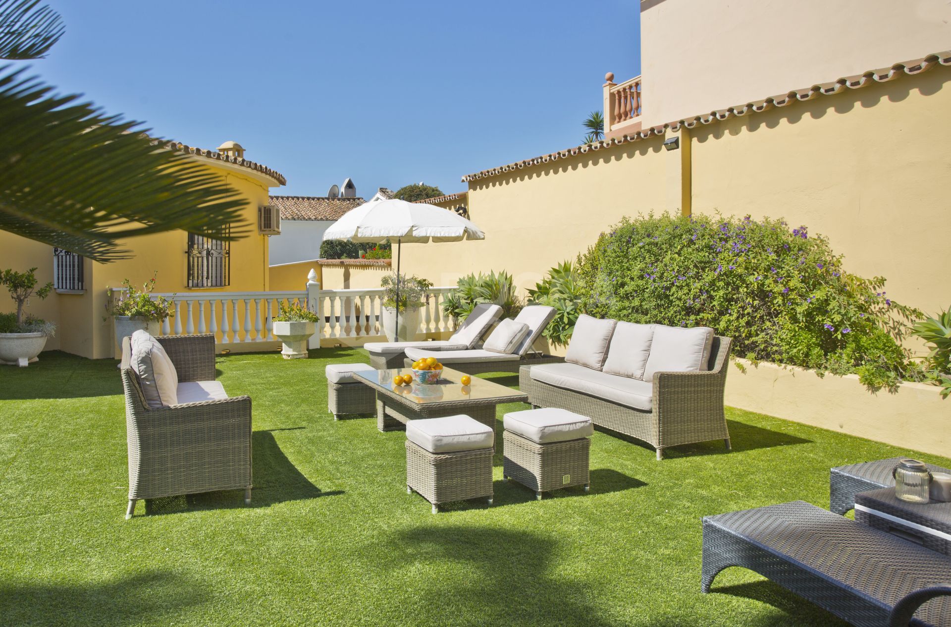 Private 6 bed family villa in excellent location with large pool and great rental opportunities.