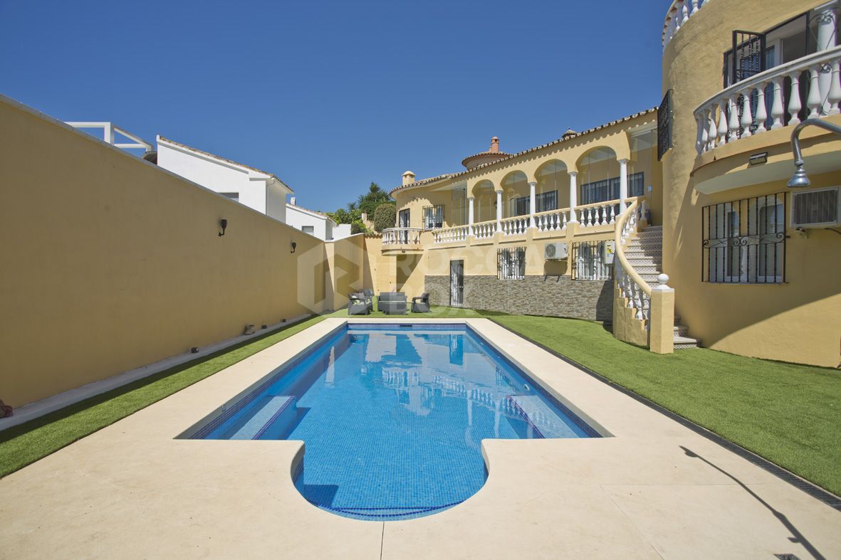 Private 6 bed family villa in excellent location with large pool and great rental opportunities.