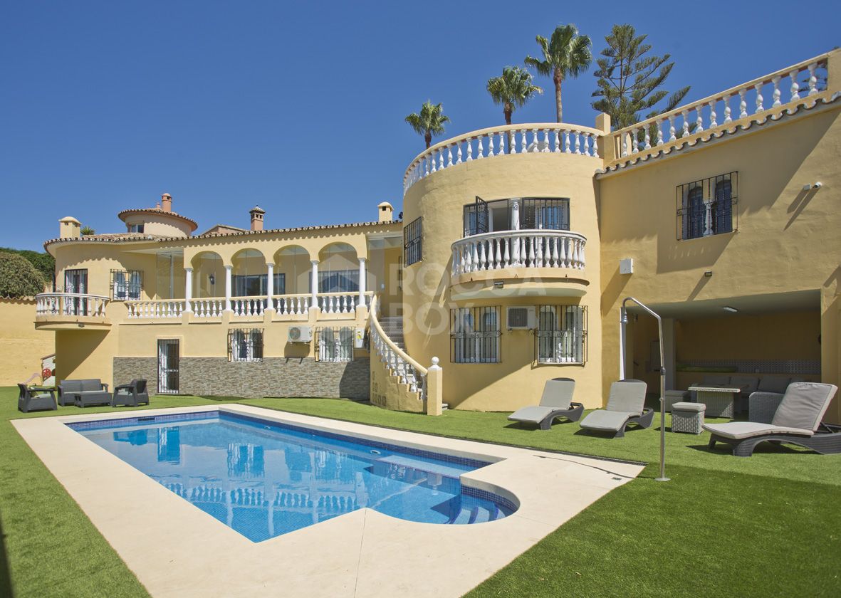 Private 6 bed family villa in excellent location with large pool and great rental opportunities.