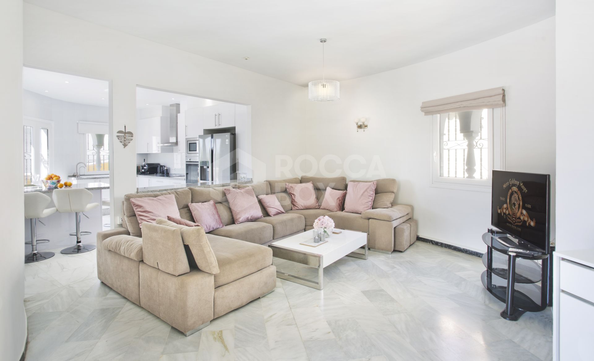 Private 6 bed family villa in excellent location with large pool and great rental opportunities.