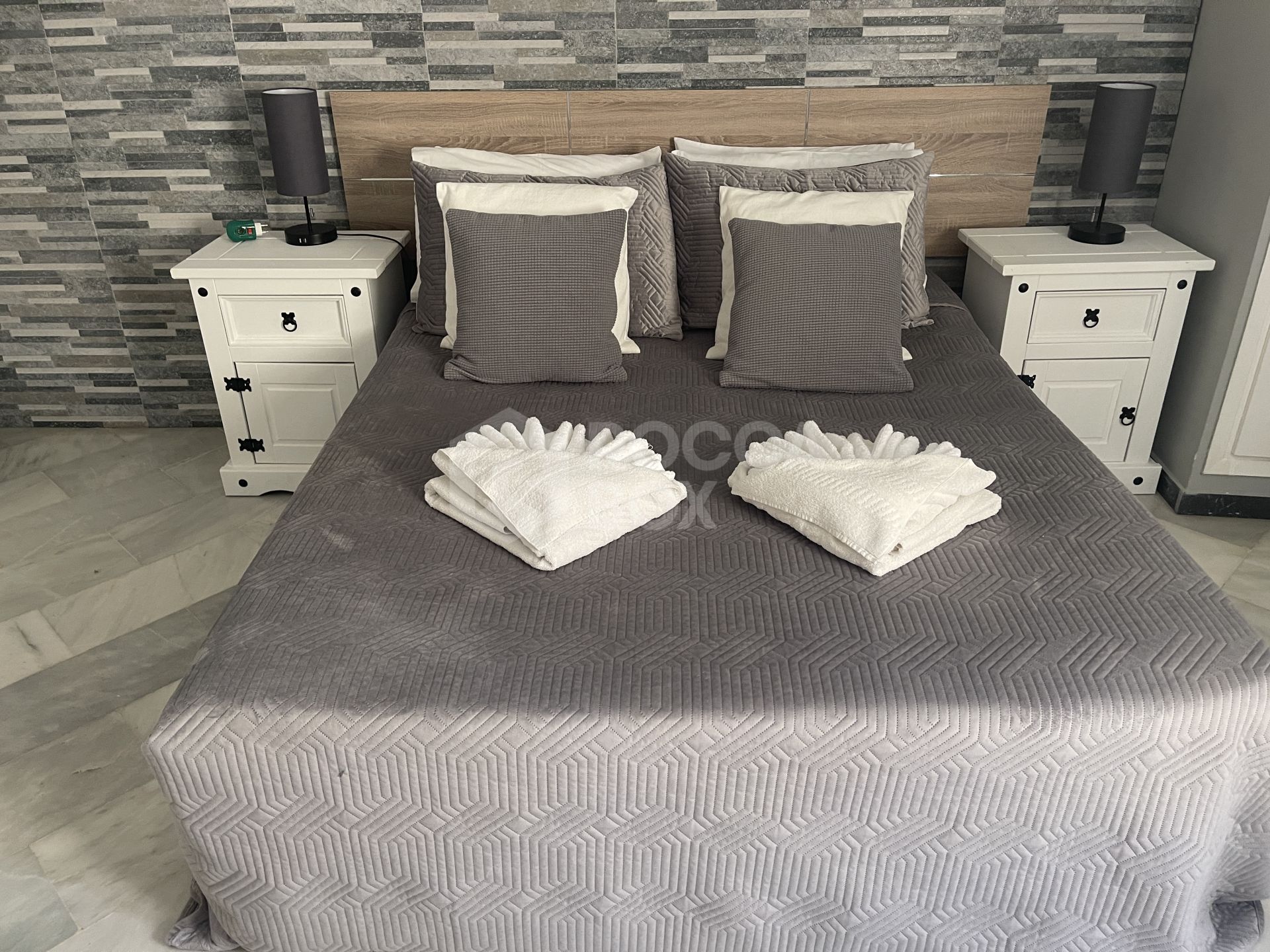 Private 6 bed family villa in excellent location with large pool and great rental opportunities.