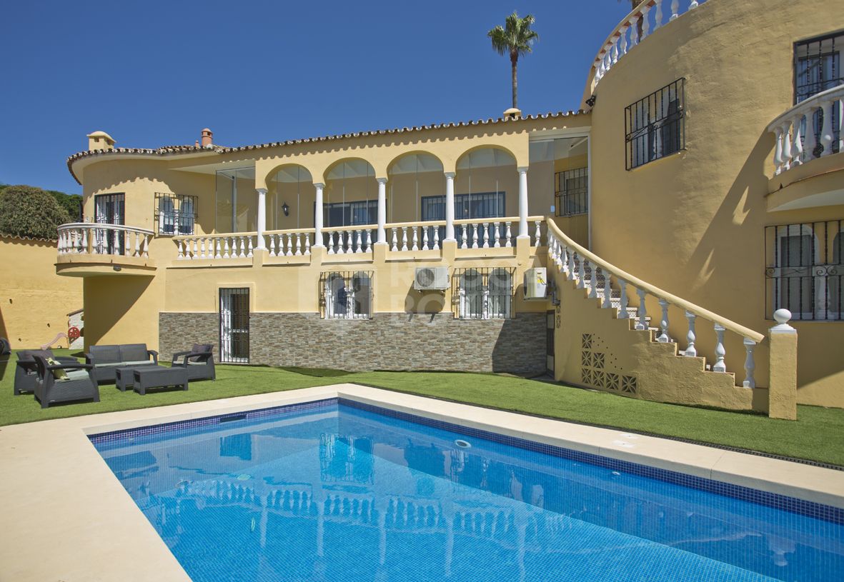 Private 6 bed family villa in excellent location with large pool and great rental opportunities.