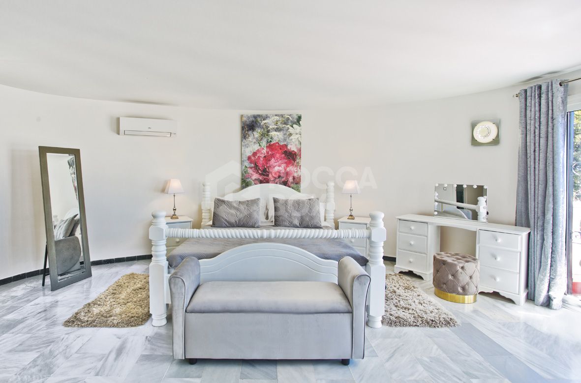 Private 6 bed family villa in excellent location with large pool and great rental opportunities.