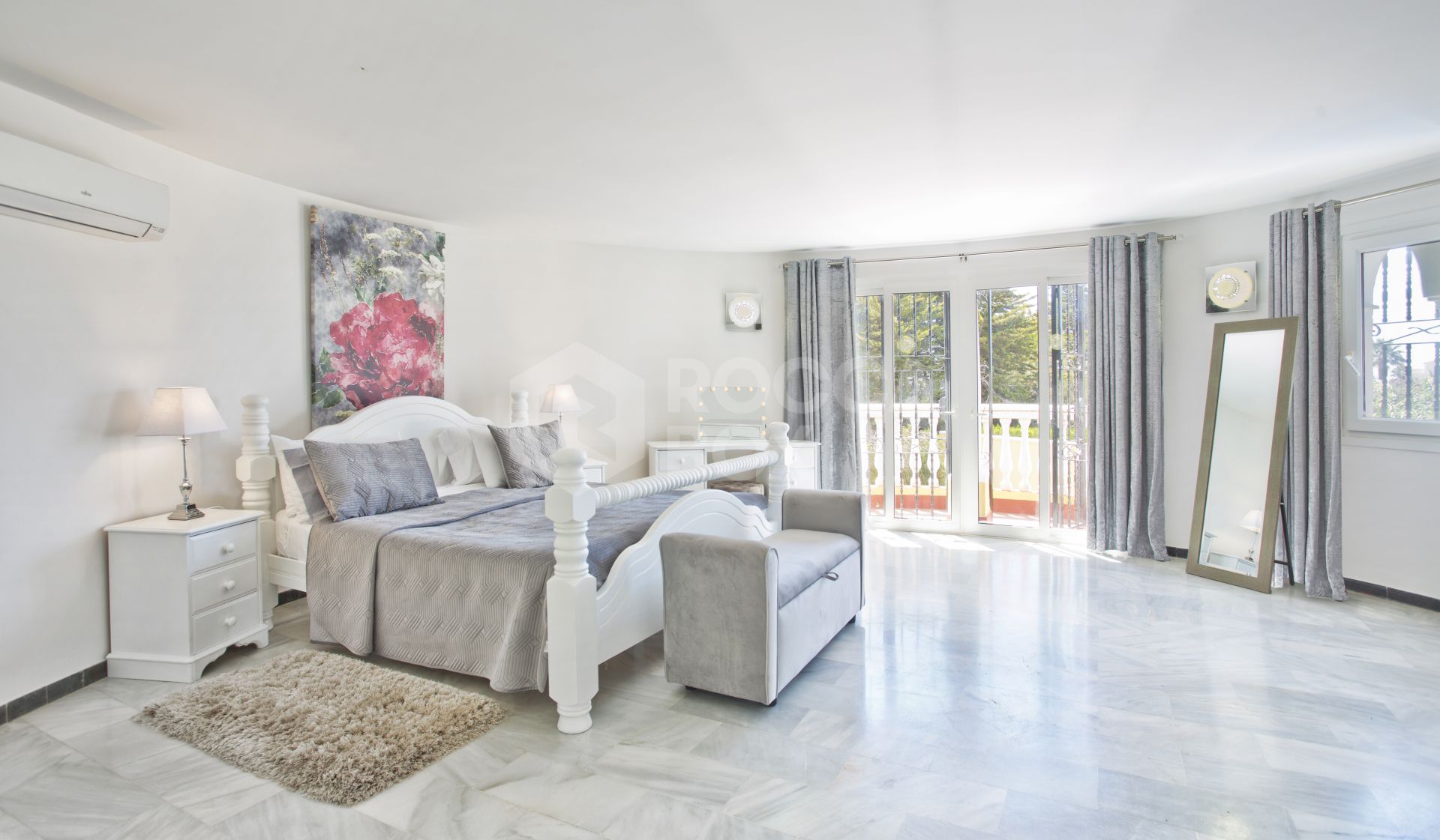 Private 6 bed family villa in excellent location with large pool and great rental opportunities.