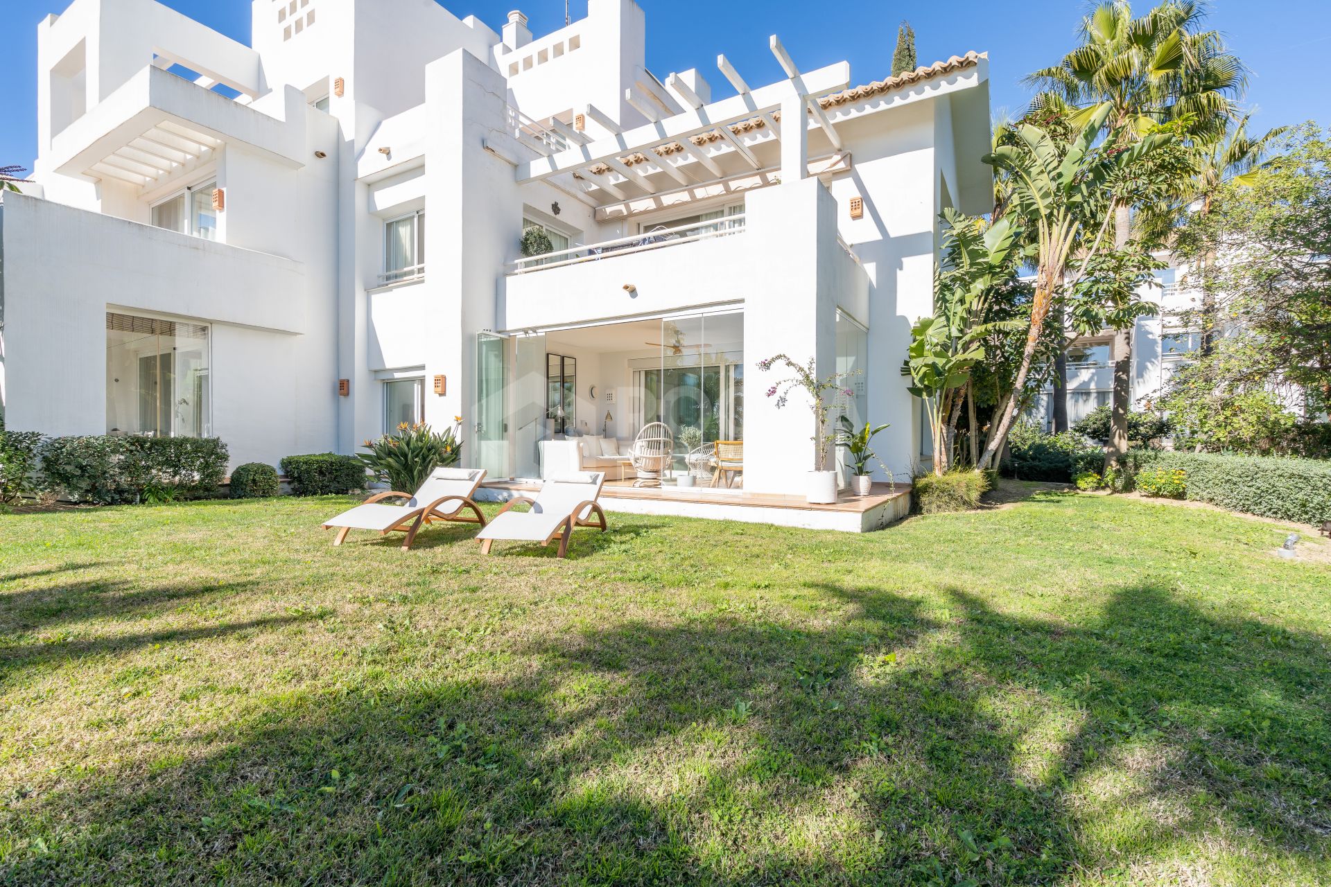 Beautiful new renovated apartment with a large garden in Alcazaba Lagoon