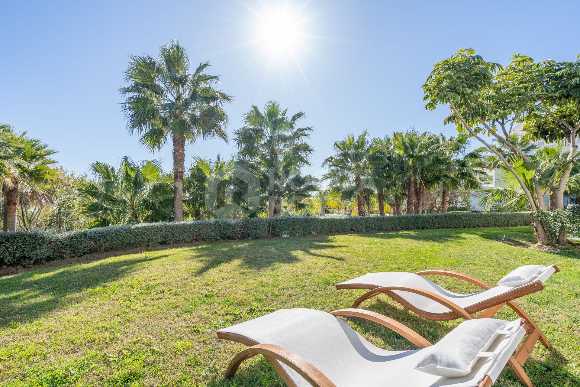 Beautiful new renovated apartment with a large garden in Alcazaba Lagoon