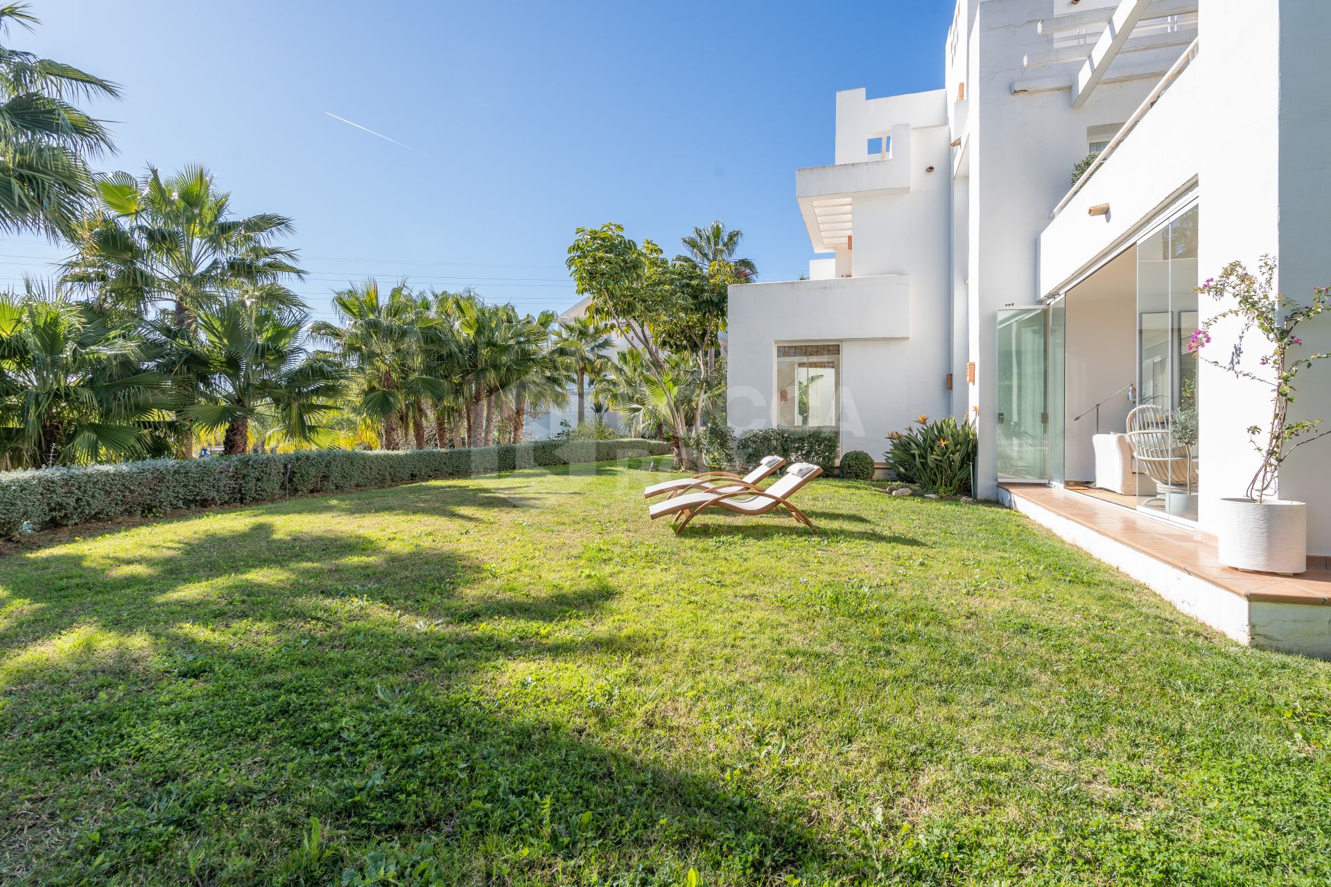 Beautiful new renovated apartment with a large garden in Alcazaba Lagoon