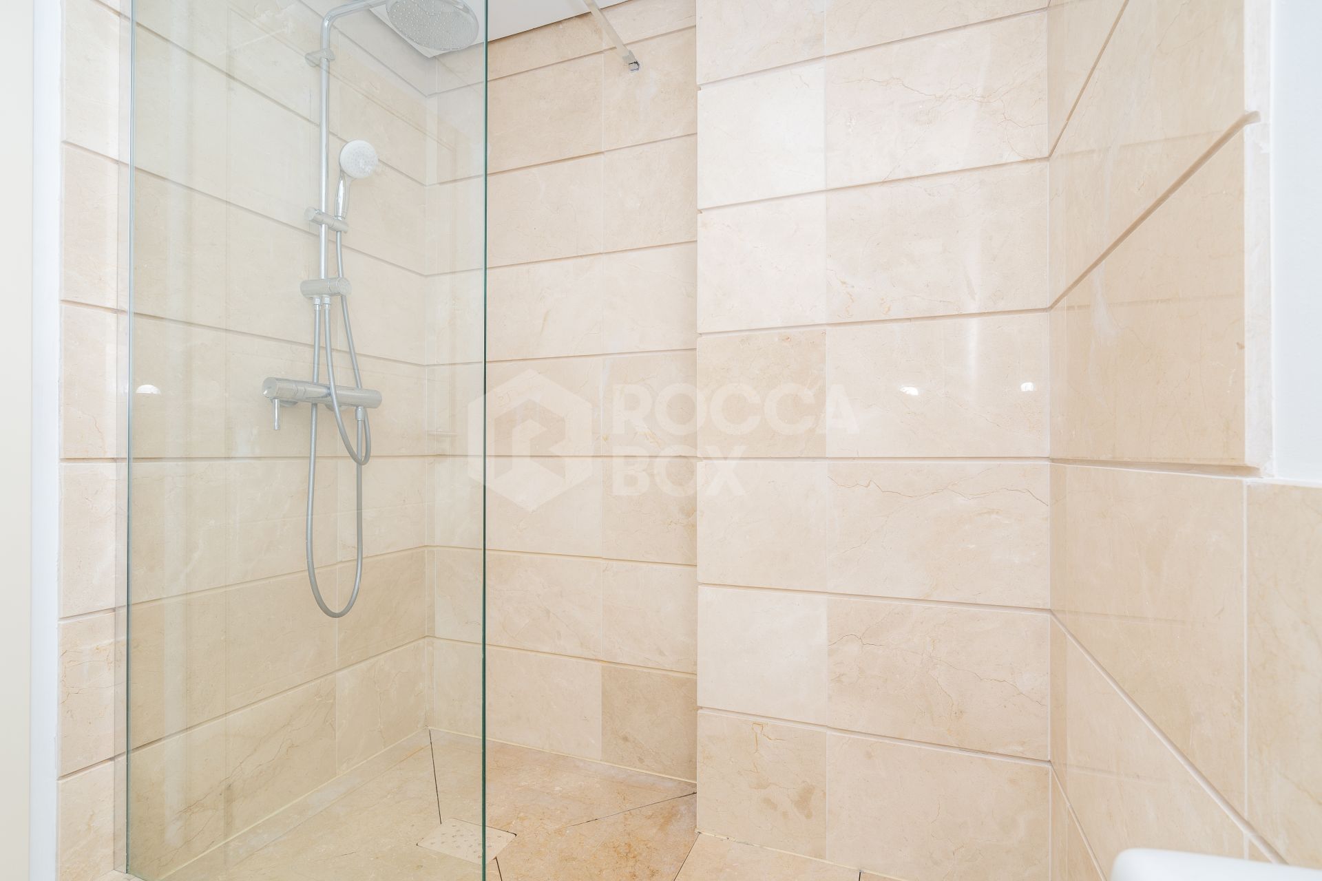 Beautiful new renovated apartment with a large garden in Alcazaba Lagoon