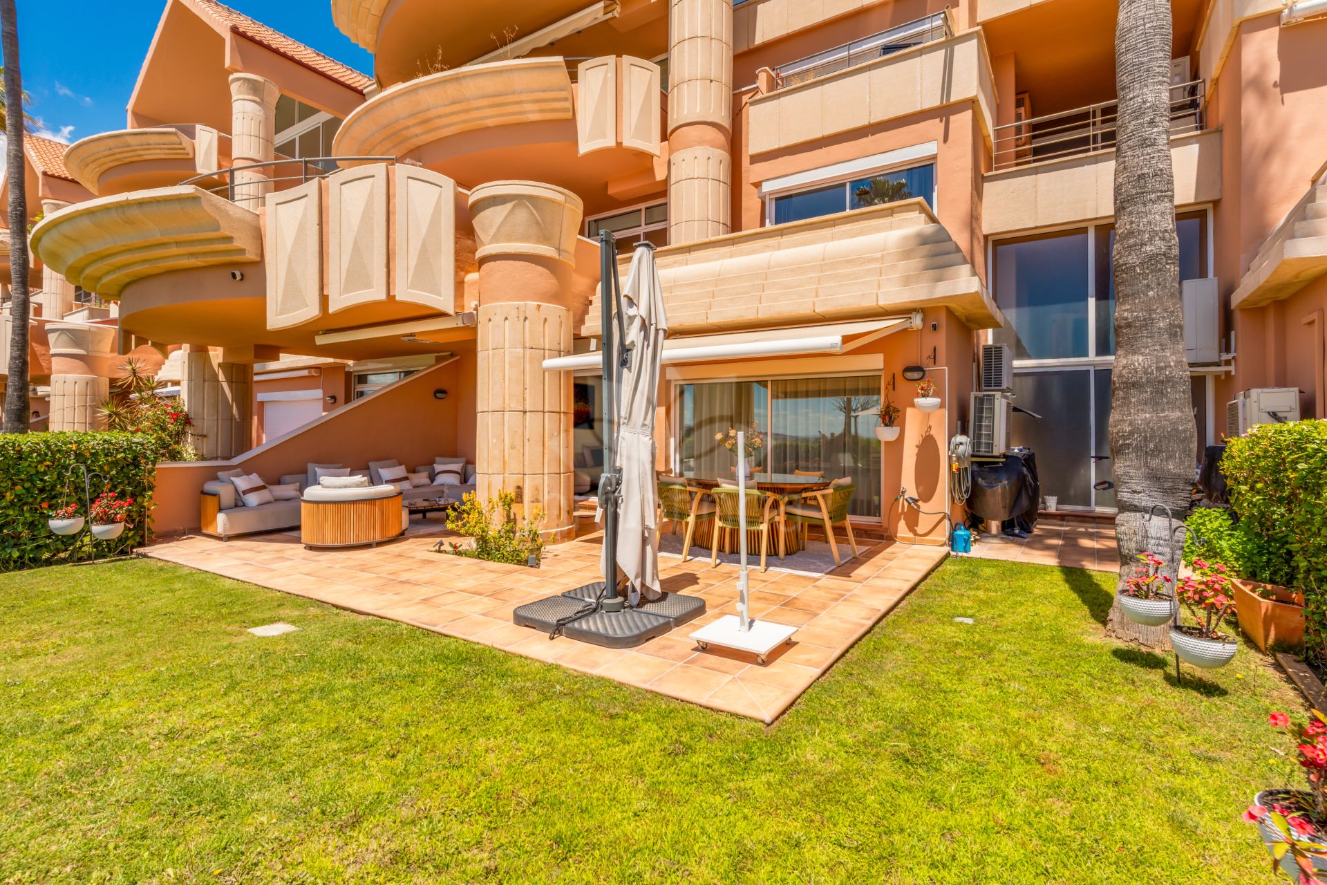 Ground Floor Apartment in Magna Marbella, Marbella