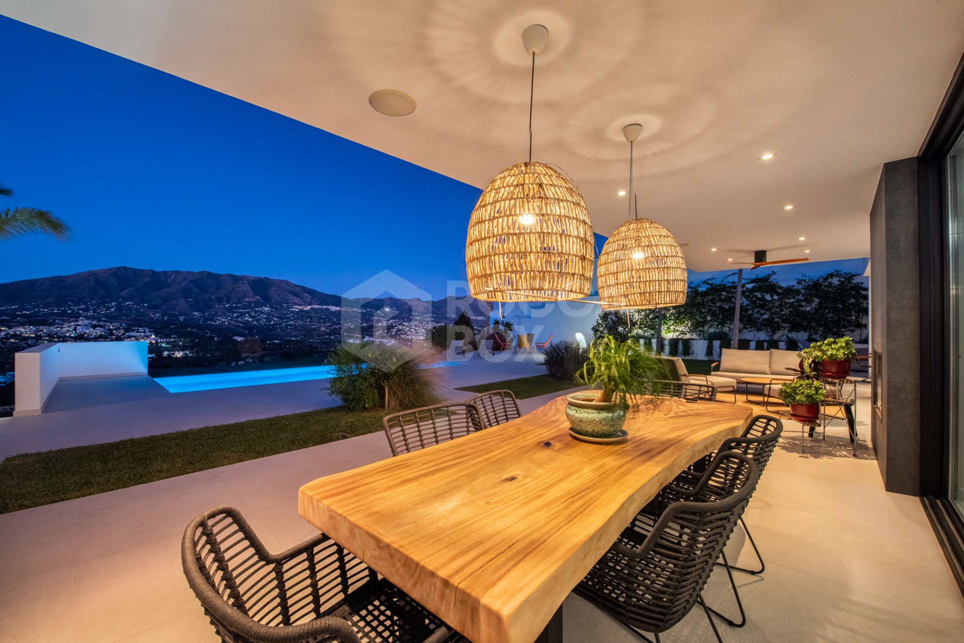 CONTEMPORARY LUXURY VILLA WITH PANORAMIC VIEWS – BUILT 2024