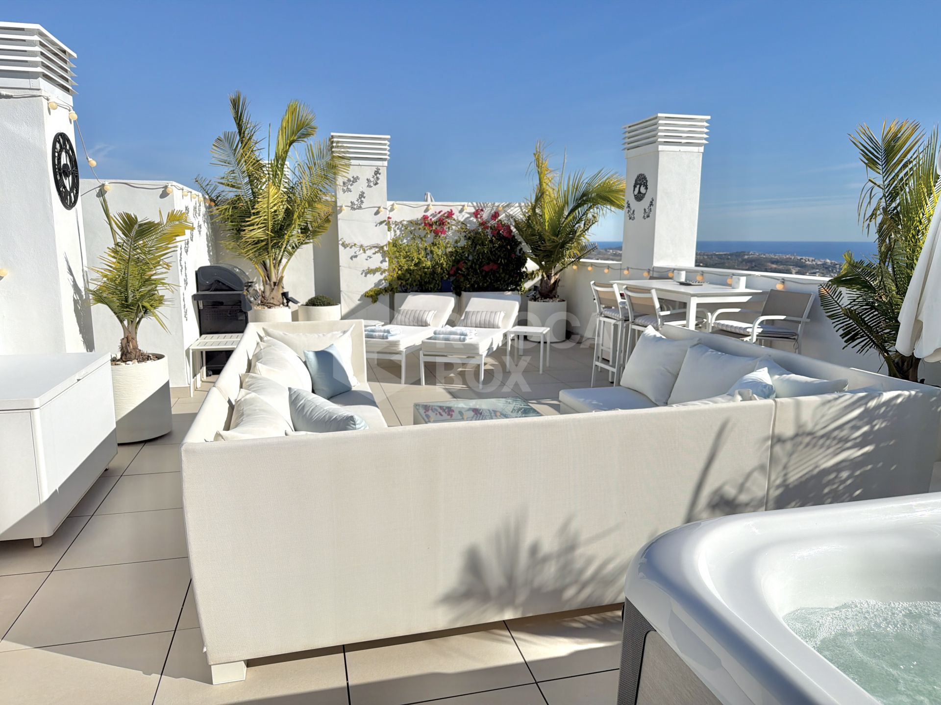 Amazing duplex penthouse with 360 views.