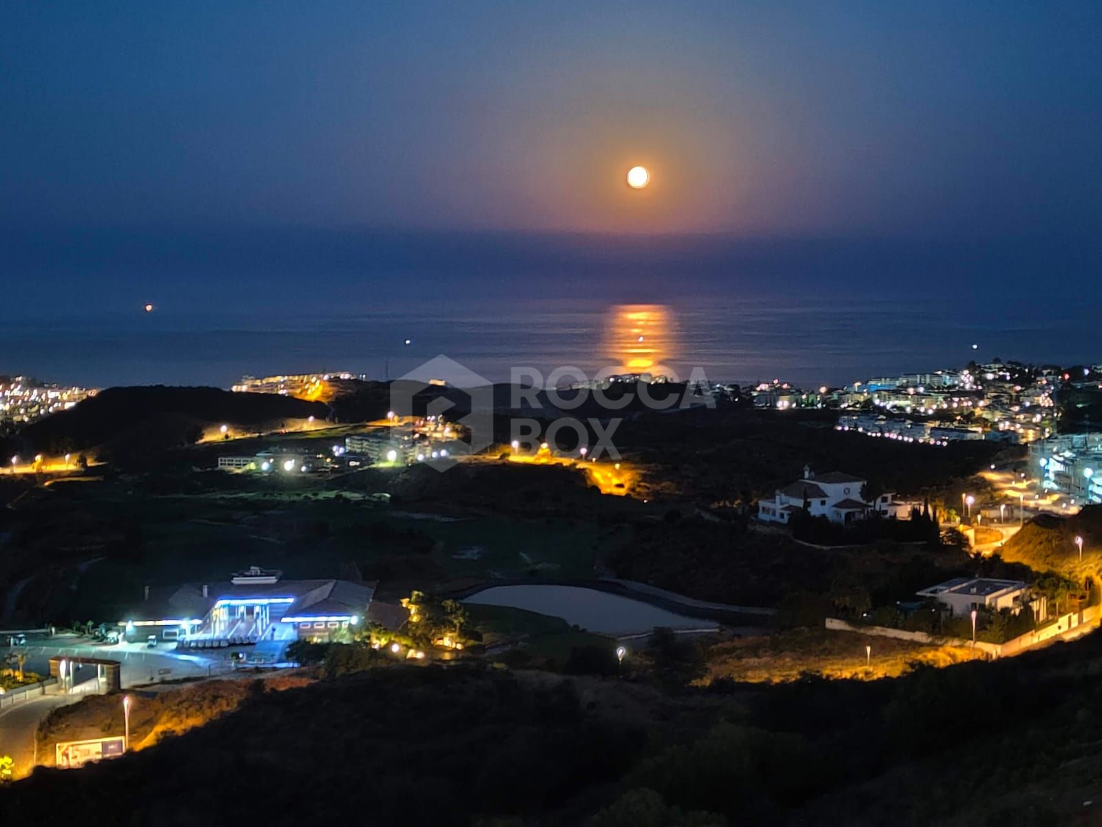 Amazing duplex penthouse with 360 views.