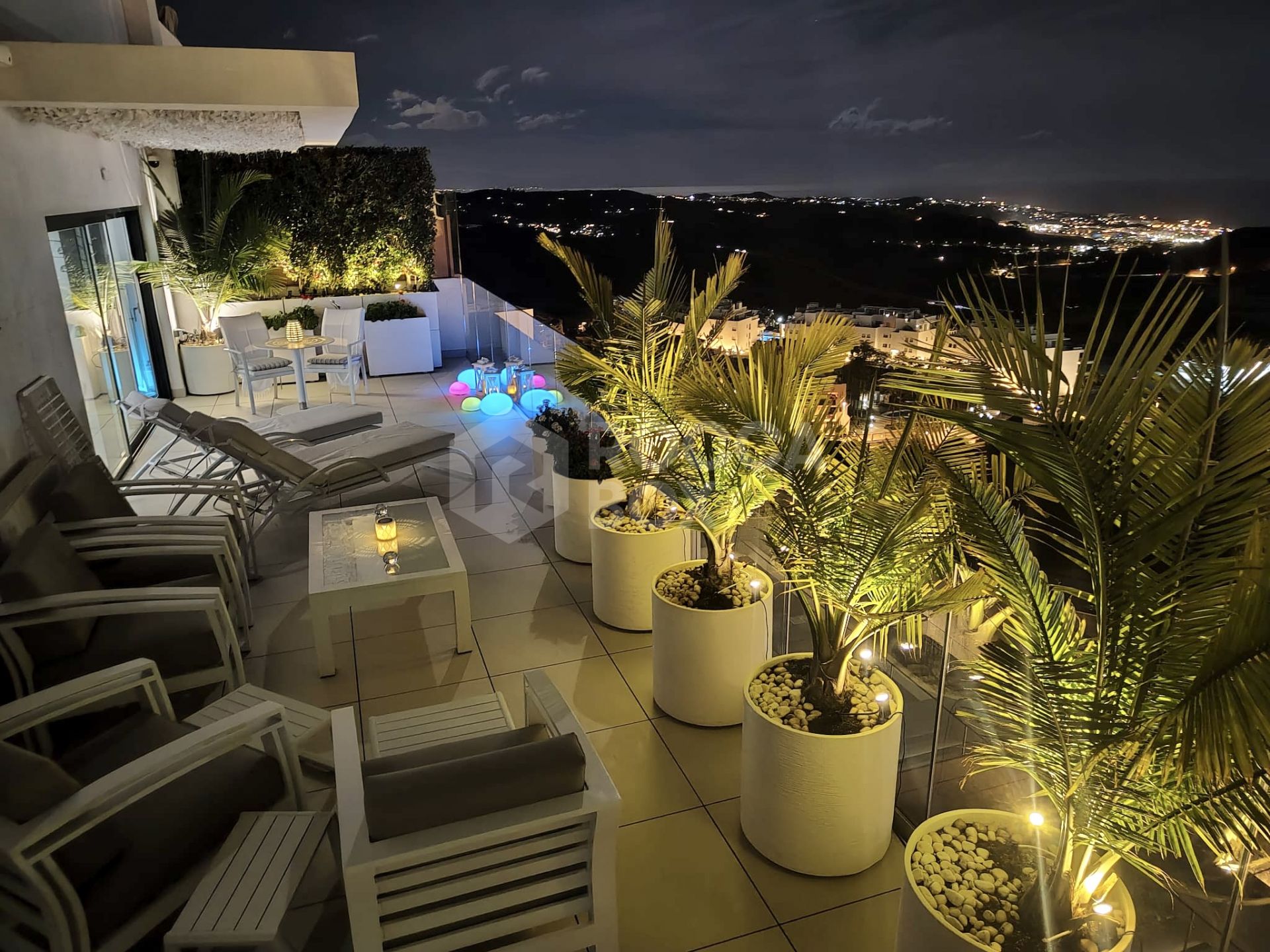 Amazing duplex penthouse with 360 views.