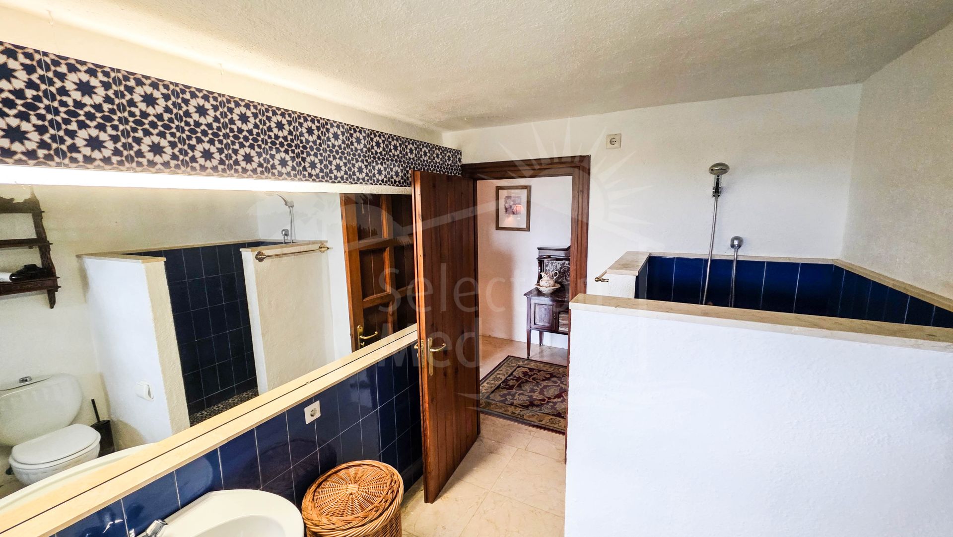 Spacieuse Villa de Style Andalou avec Vue Panoramique sur la Mer à Bahía Dorada, Estepona