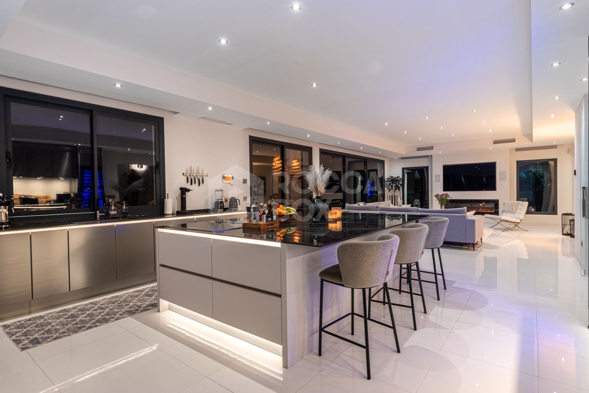 If you love the softness of the Andalusian style but still want a contemporary interior, this is your perfect match!