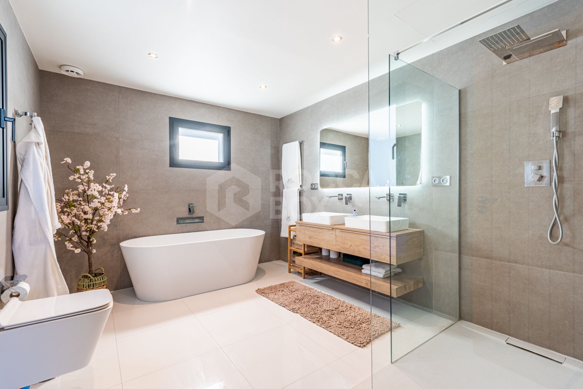 If you love the softness of the Andalusian style but still want a contemporary interior, this is your perfect match!