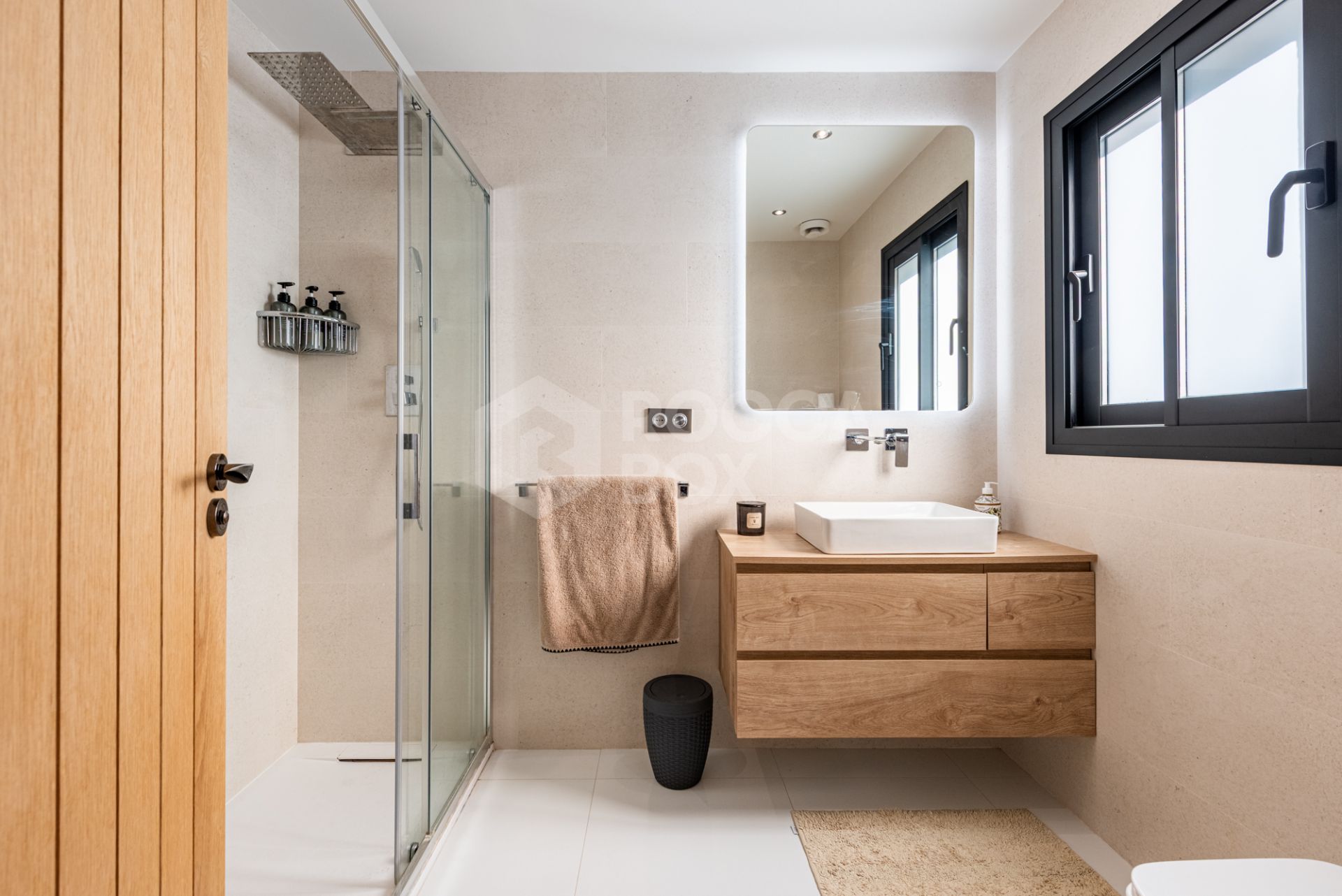 If you love the softness of the Andalusian style but still want a contemporary interior, this is your perfect match!