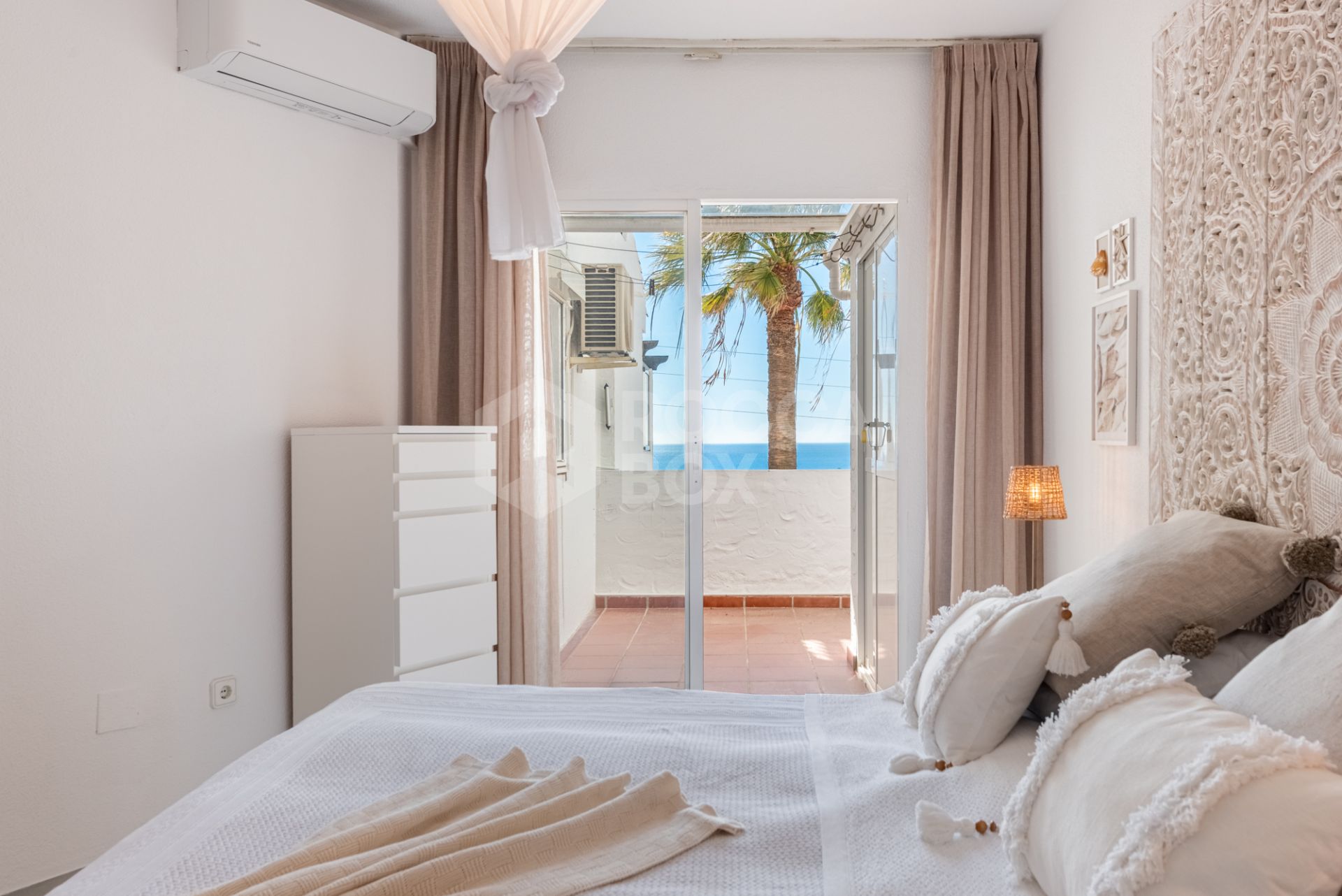 Spacious Apartment with Stunning Sea Views in Calahonda