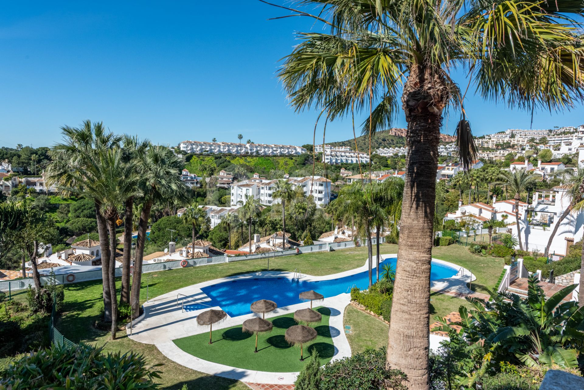 Spacious Apartment with Stunning Sea Views in Calahonda