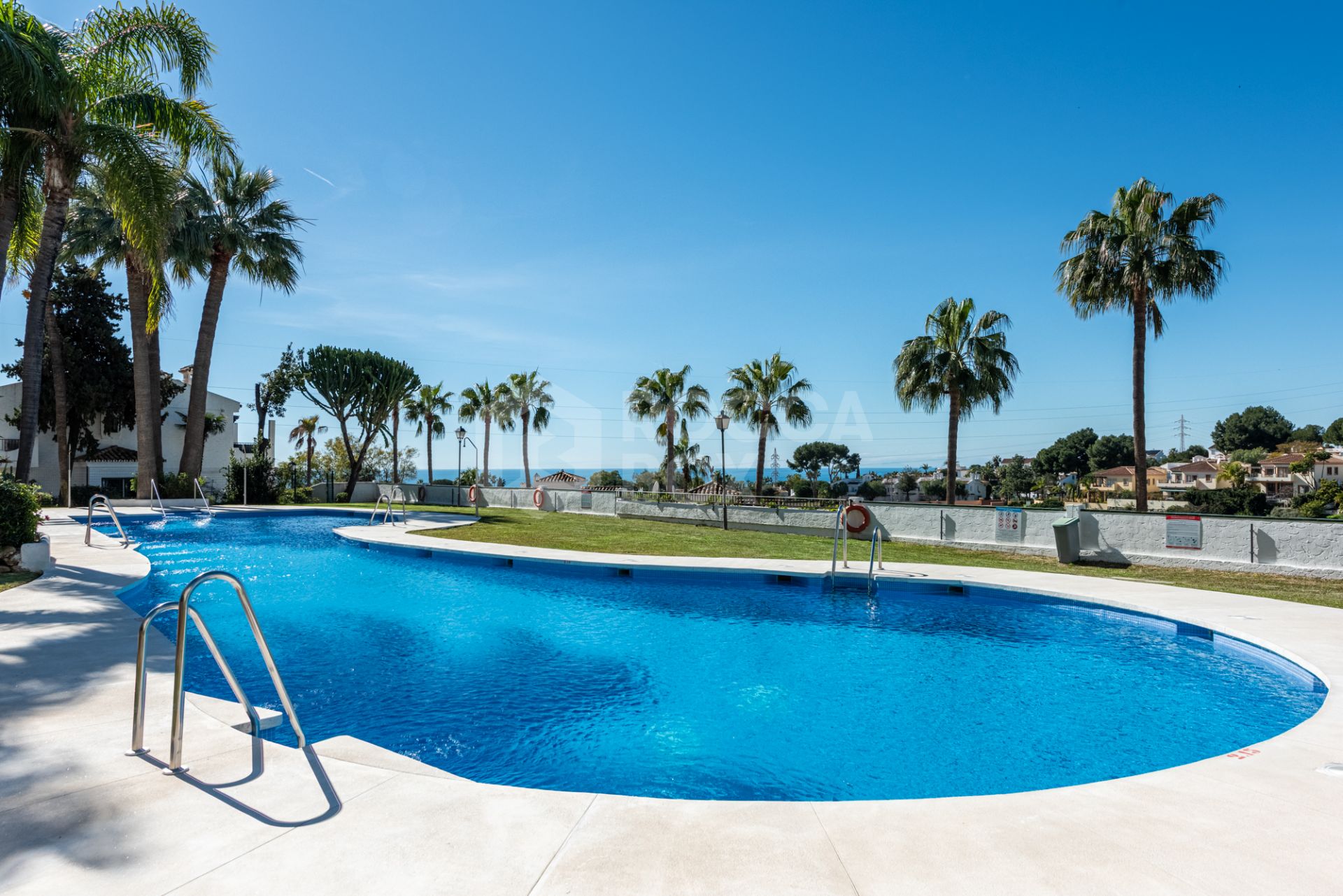 Spacious Apartment with Stunning Sea Views in Calahonda