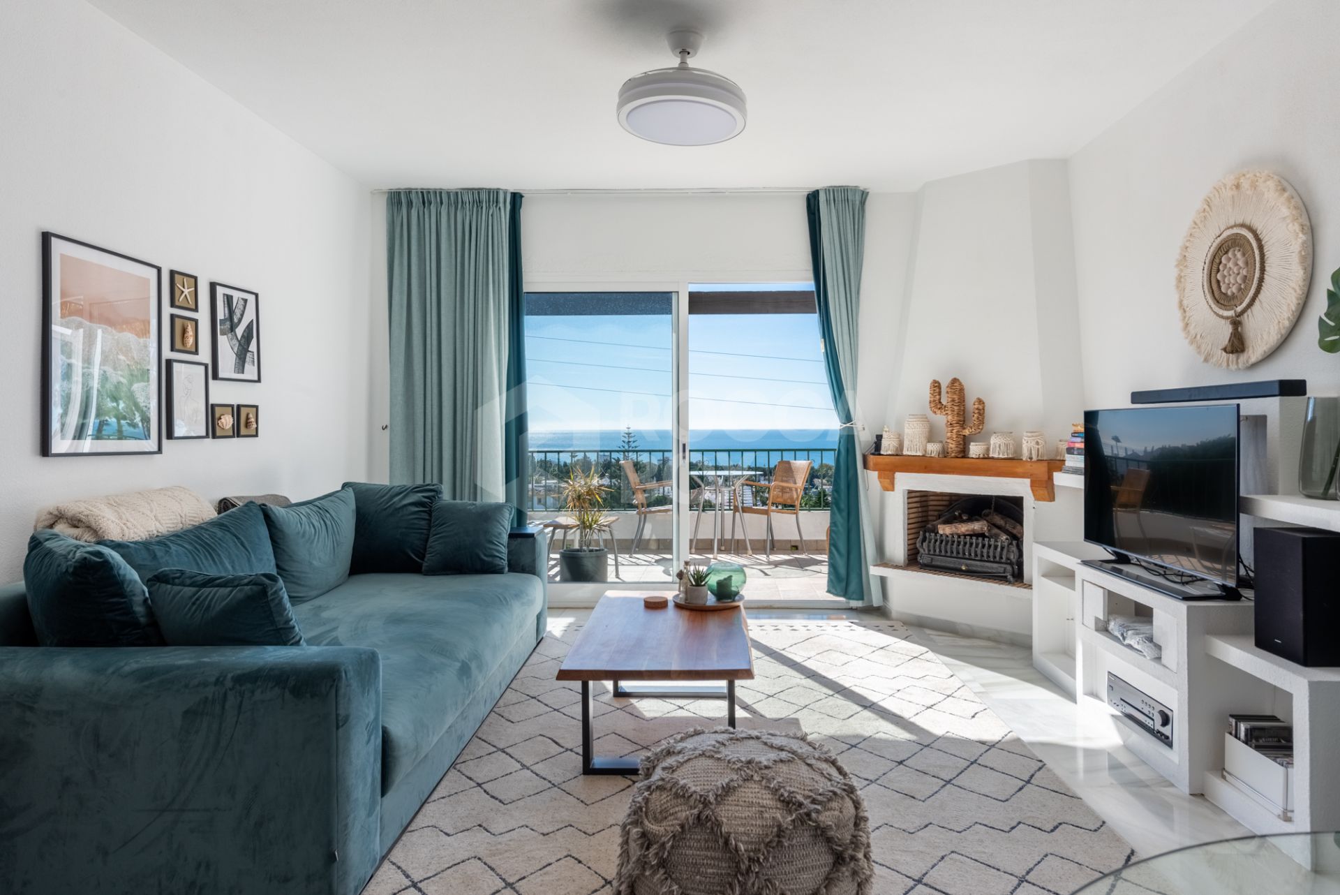 Spacious Apartment with Stunning Sea Views in Calahonda