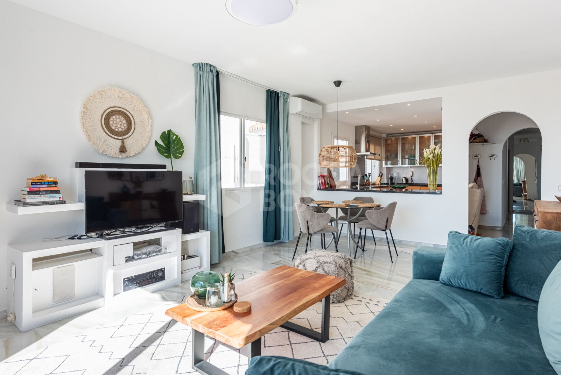 Spacious Apartment with Stunning Sea Views in Calahonda