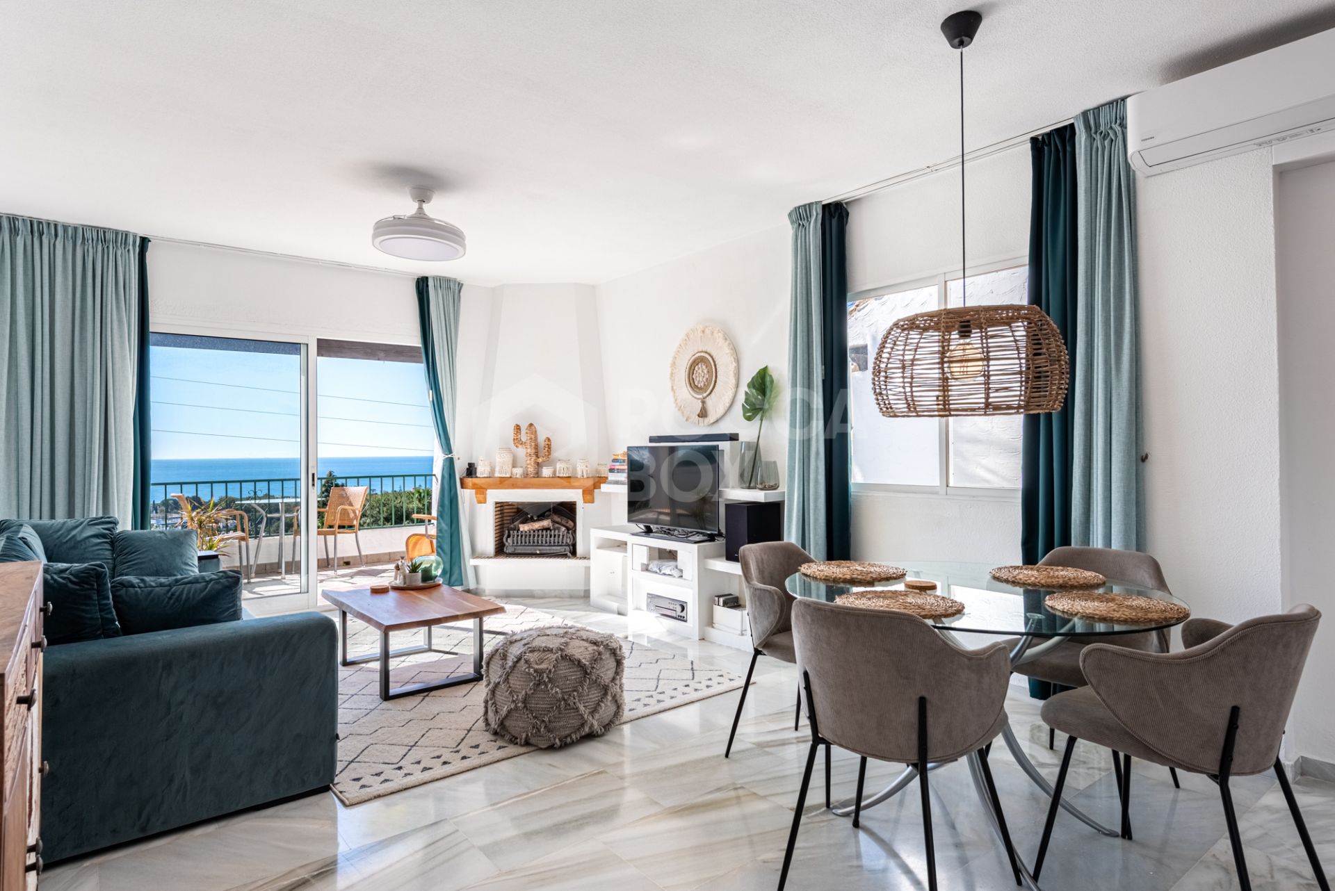 Spacious Apartment with Stunning Sea Views in Calahonda