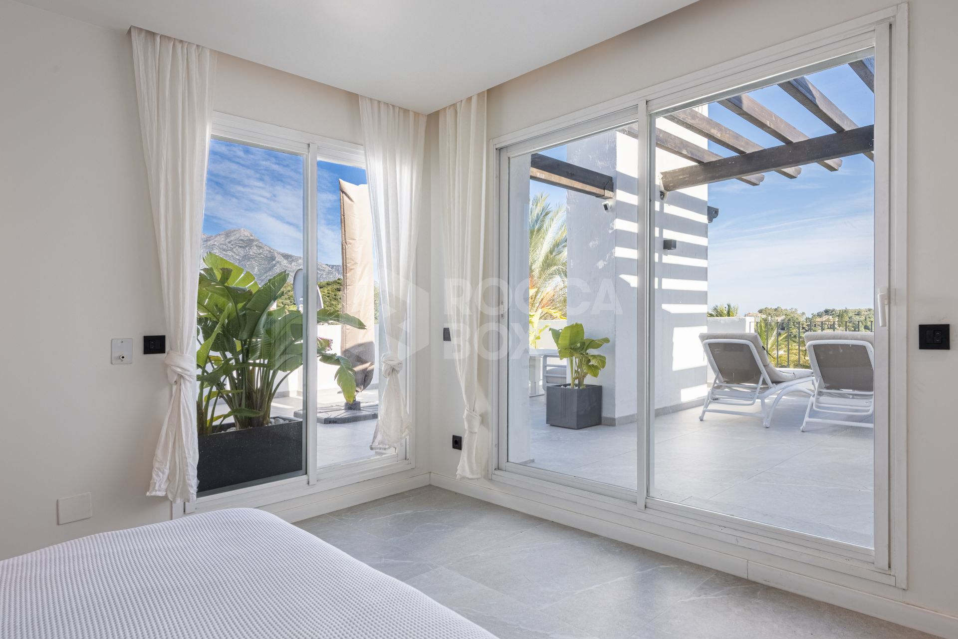 Duplex Penthouse in Altos De La Quinta